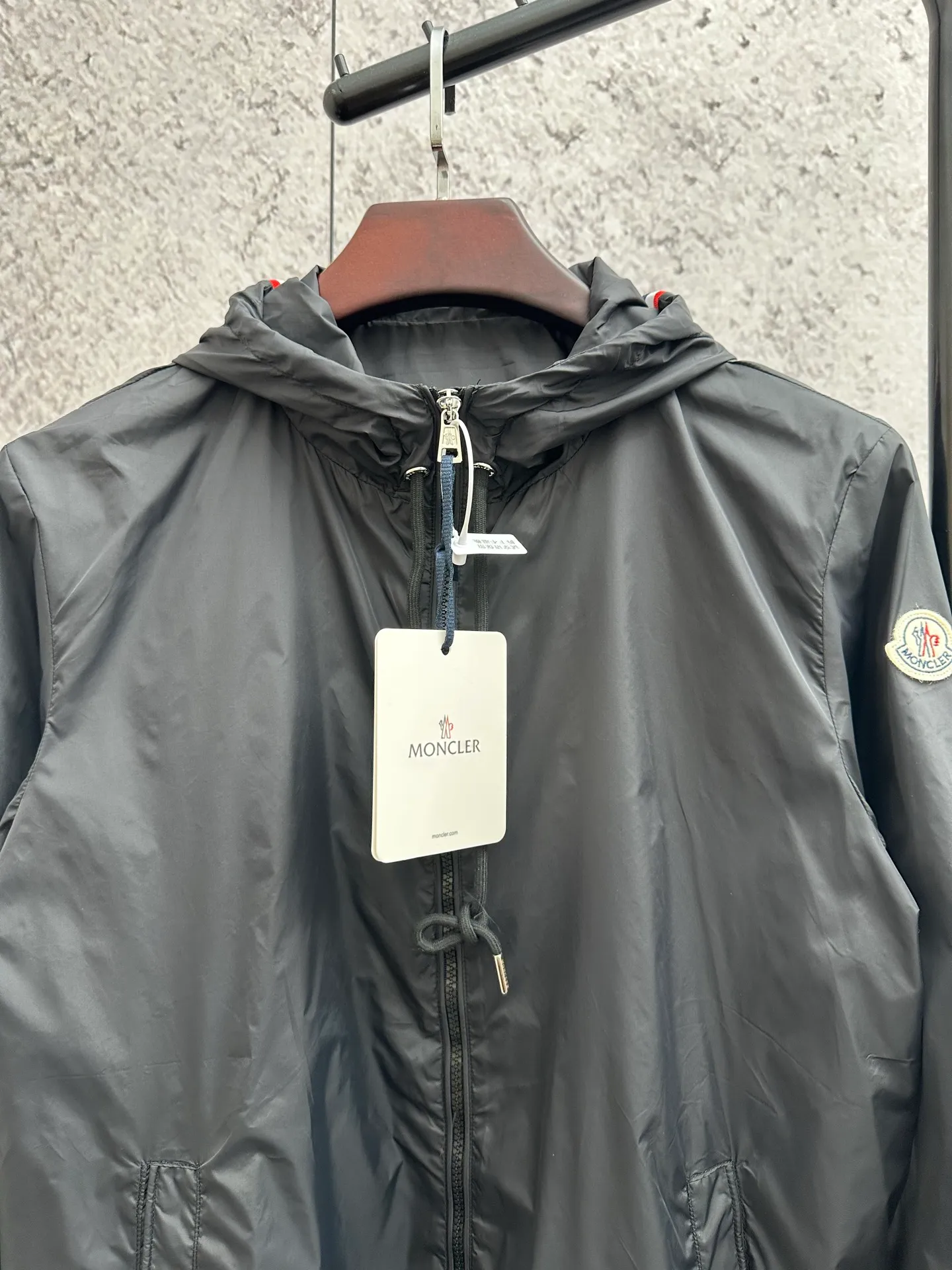 P370 💰Moncler/moncler/muzzle/windbreaker/hooded jacket/skin coat Original customized fabric Super soft nylon silky fabric Hardware original customized logo one to one Dual chip sensor: armband, wash mark Original pure cashmere customized armband Top embroidery Genuine cashmere Cashmere label closest to genuine (reject fake cashmere/anti-cashmere label fake at first glance) Color: black, white Size: 1-5 yards (80-180 pounds)