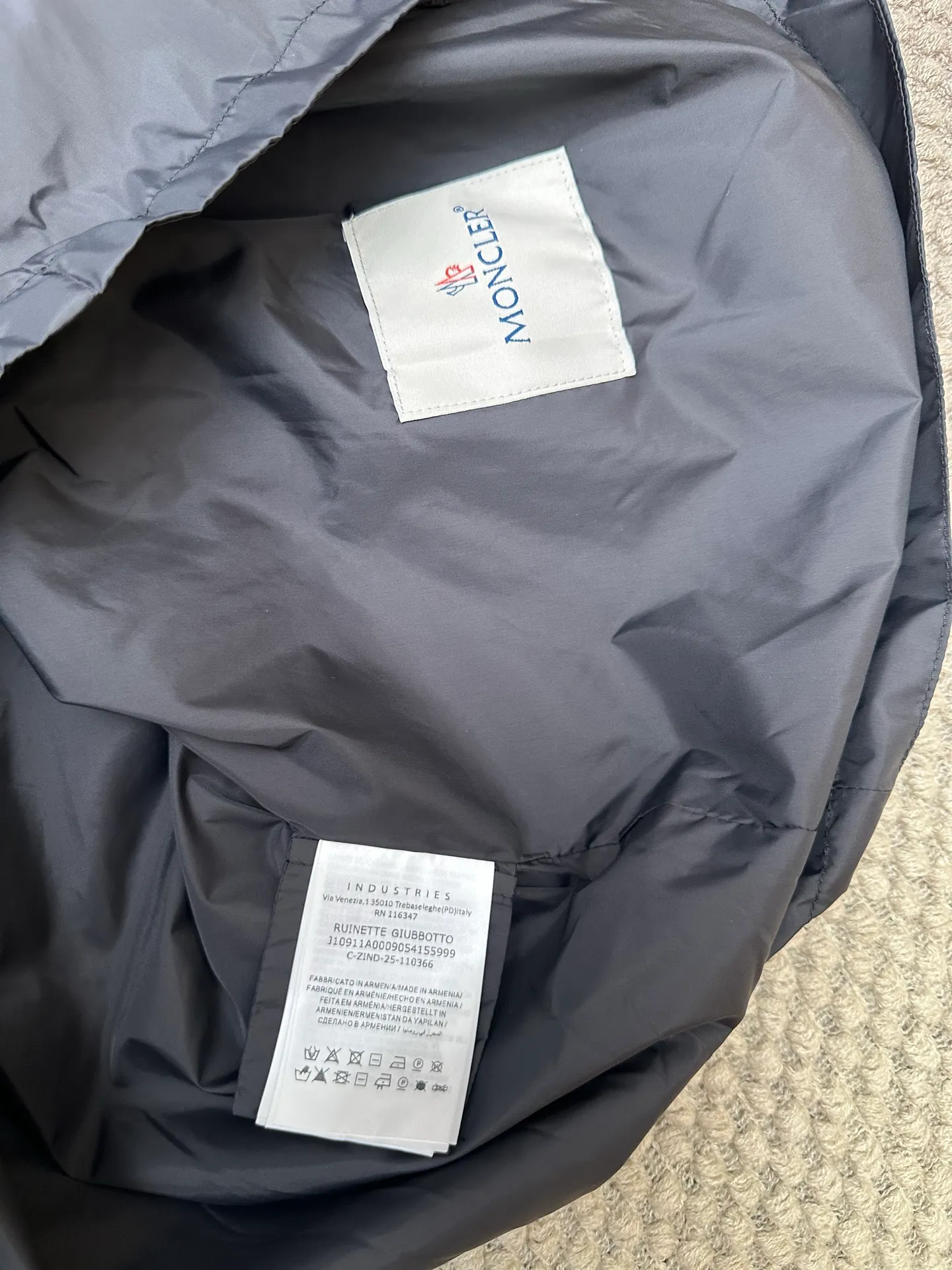 P370 💰Moncler/moncler/muzzle/windbreaker/hooded jacket/skin coat Original customized fabric Super soft nylon silky fabric Hardware original customized logo one to one Dual chip sensor: armband, wash mark Original pure cashmere customized armband Top embroidery Genuine cashmere Cashmere label closest to genuine (reject fake cashmere/anti-cashmere label fake at first glance) Color: black, white Size: 1-5 yards (80-180 pounds)