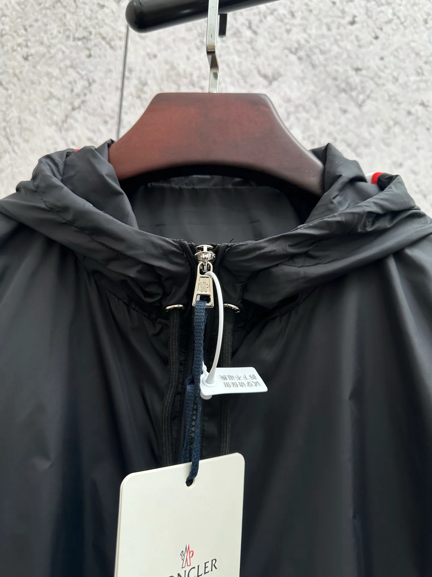 P370 💰Moncler/moncler/muzzle/windbreaker/hooded jacket/skin coat Original customized fabric Super soft nylon silky fabric Hardware original customized logo one to one Dual chip sensor: armband, wash mark Original pure cashmere customized armband Top embroidery Genuine cashmere Cashmere label closest to genuine (reject fake cashmere/anti-cashmere label fake at first glance) Color: black, white Size: 1-5 yards (80-180 pounds)