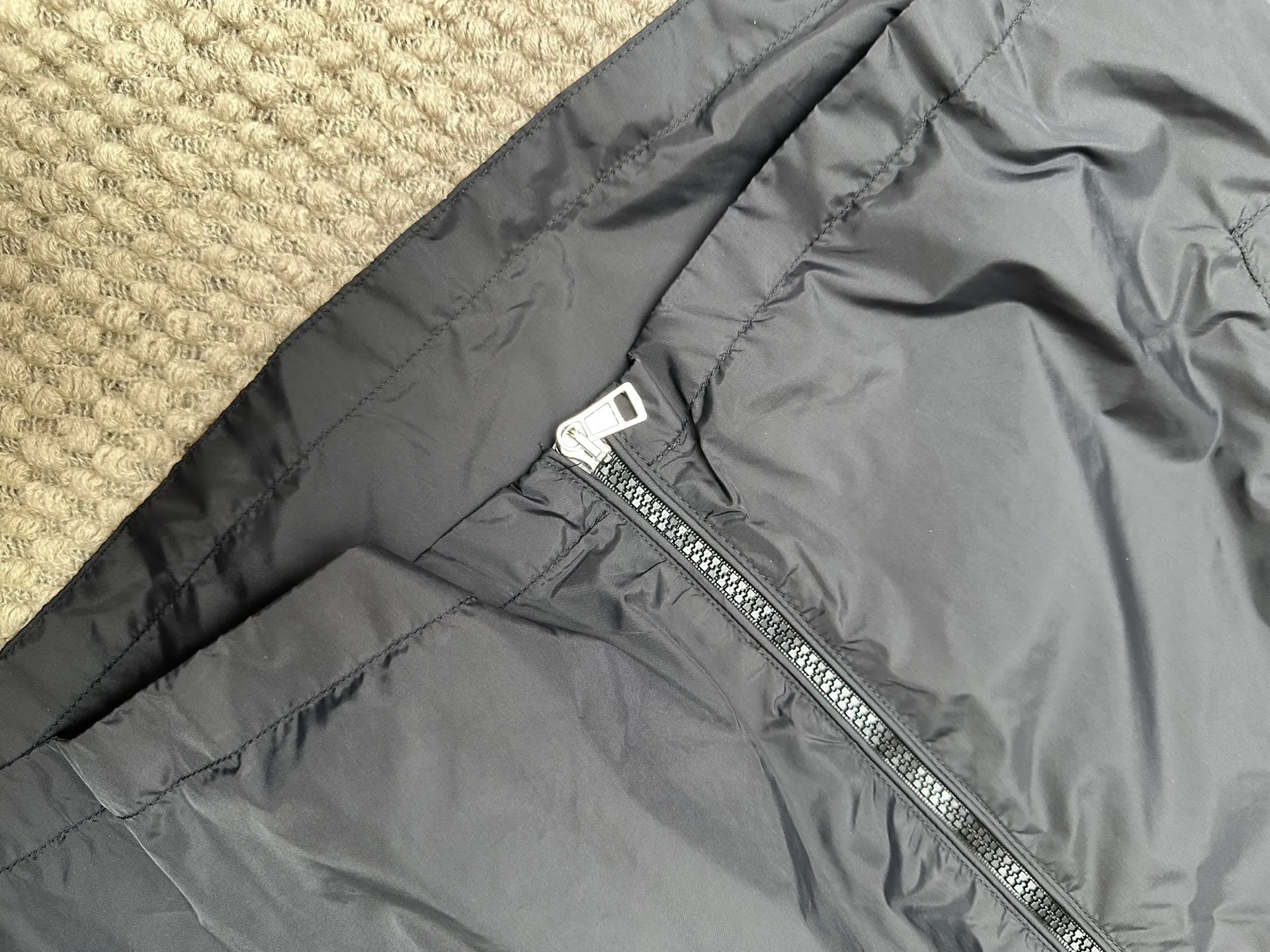 P370 💰Moncler/moncler/muzzle/windbreaker/hooded jacket/skin coat Original customized fabric Super soft nylon silky fabric Hardware original customized logo one to one Dual chip sensor: armband, wash mark Original pure cashmere customized armband Top embroidery Genuine cashmere Cashmere label closest to genuine (reject fake cashmere/anti-cashmere label fake at first glance) Color: black, white Size: 1-5 yards (80-180 pounds)