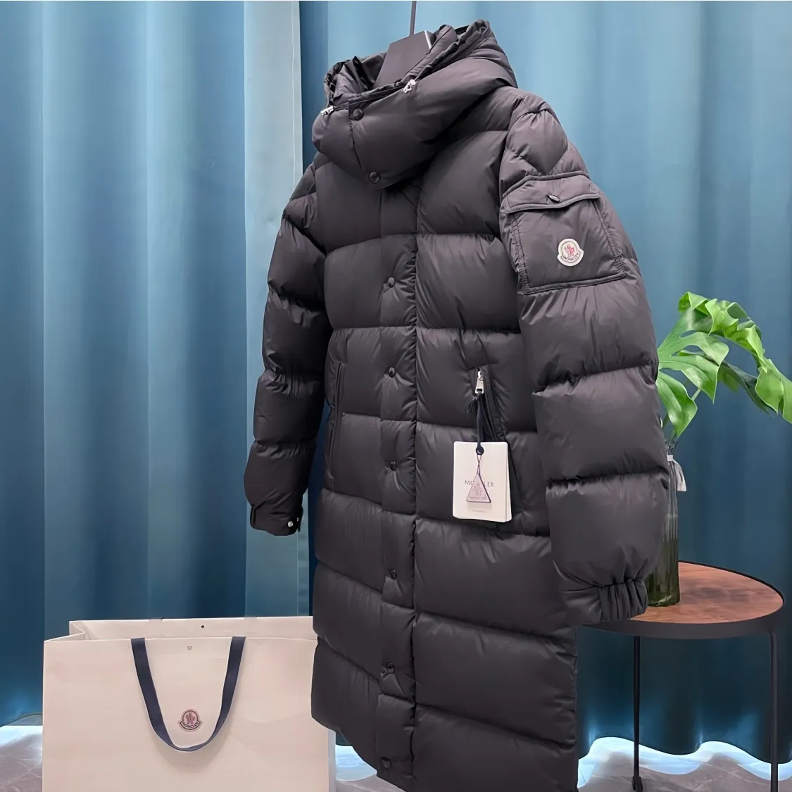 P900 Moncler ➡️New Meng Mouth Autumn and Winter Product Vezere🦢Goose down long down jacket, same style for men and women. This Vezere long down basic warm item highlights Moncler's style characteristics. The Vezere down jacket is made of longue saison fabric, which is both lightweight and warm. This short down jacket features a hood that can be easily removed depending on the weather. The jacket's silhouette and sleeve patch pockets pay homage to the iconic Moncler Maya down jacket. •Made in longue saison fabric •Nylon léger brillant lining •Down filled •Removable and adjustable hood •Zip and snap fastening •Zip pockets •Patch pockets on sleeves •Adjustable cuffs •Drawstring hem