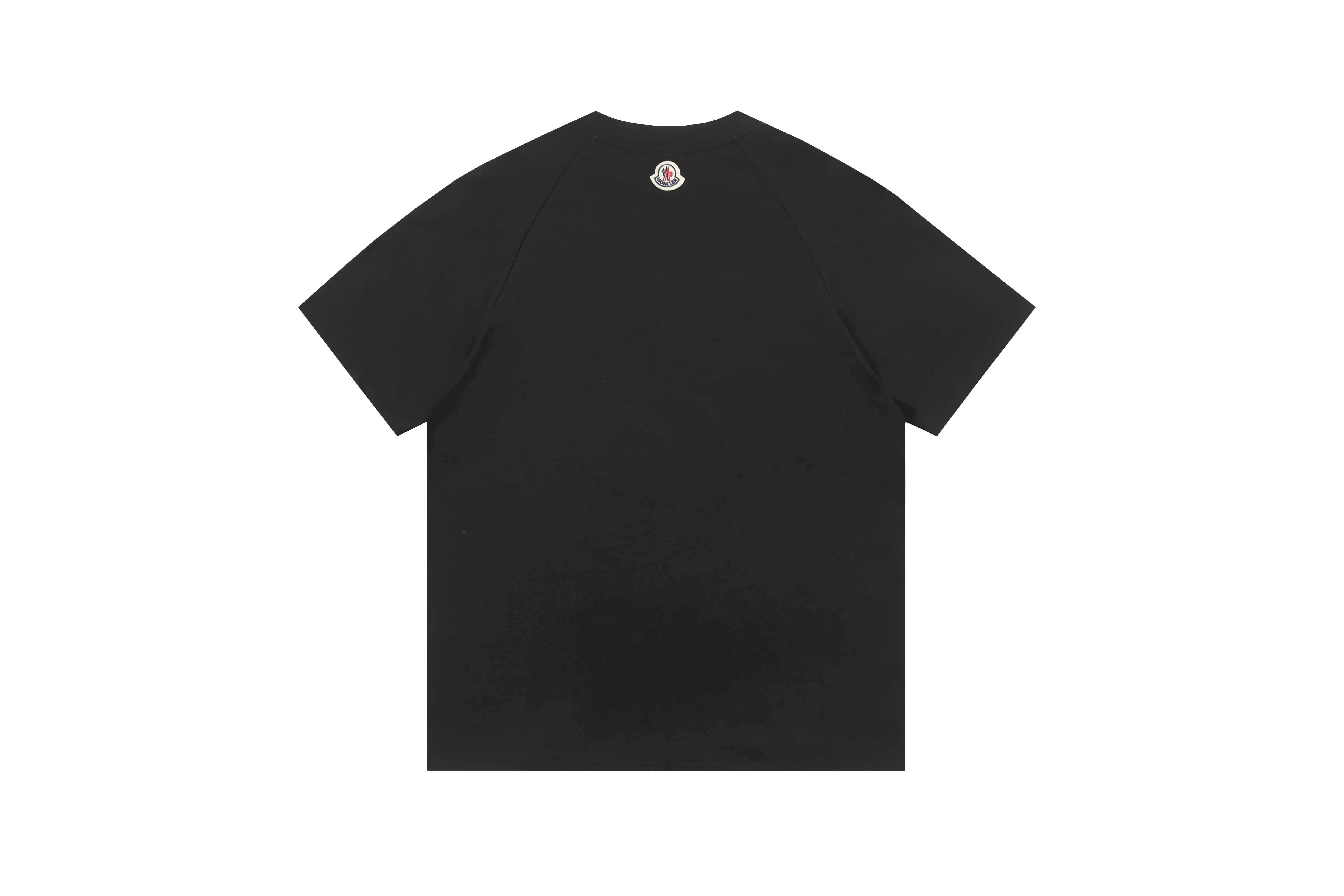 P140 Style No.: 833 〈MONCLER〉The price of the mousse is actually quite advantageous. Those who have been to the counters should know that the price of the mousse is not much cheaper than Gucci Burberry. It is just relatively low-key and unwilling to hype. It is a picture that you want to buy or not. It has an arrogant existence... Exclusively customized 270 grams of 32-count double yarn smooth cotton. The texture is very soft and comfortable. 100% different from the top fabrics in the market (does not shrink, deform, or pill). Paired with 320g 1*1 thread (fabric threads are dyed in the same vat, no color difference, threads are not easily deformed). Heavy embroidery is laminated, and the customer's upper body will not be scratched. Color: Black White Size: S-XL