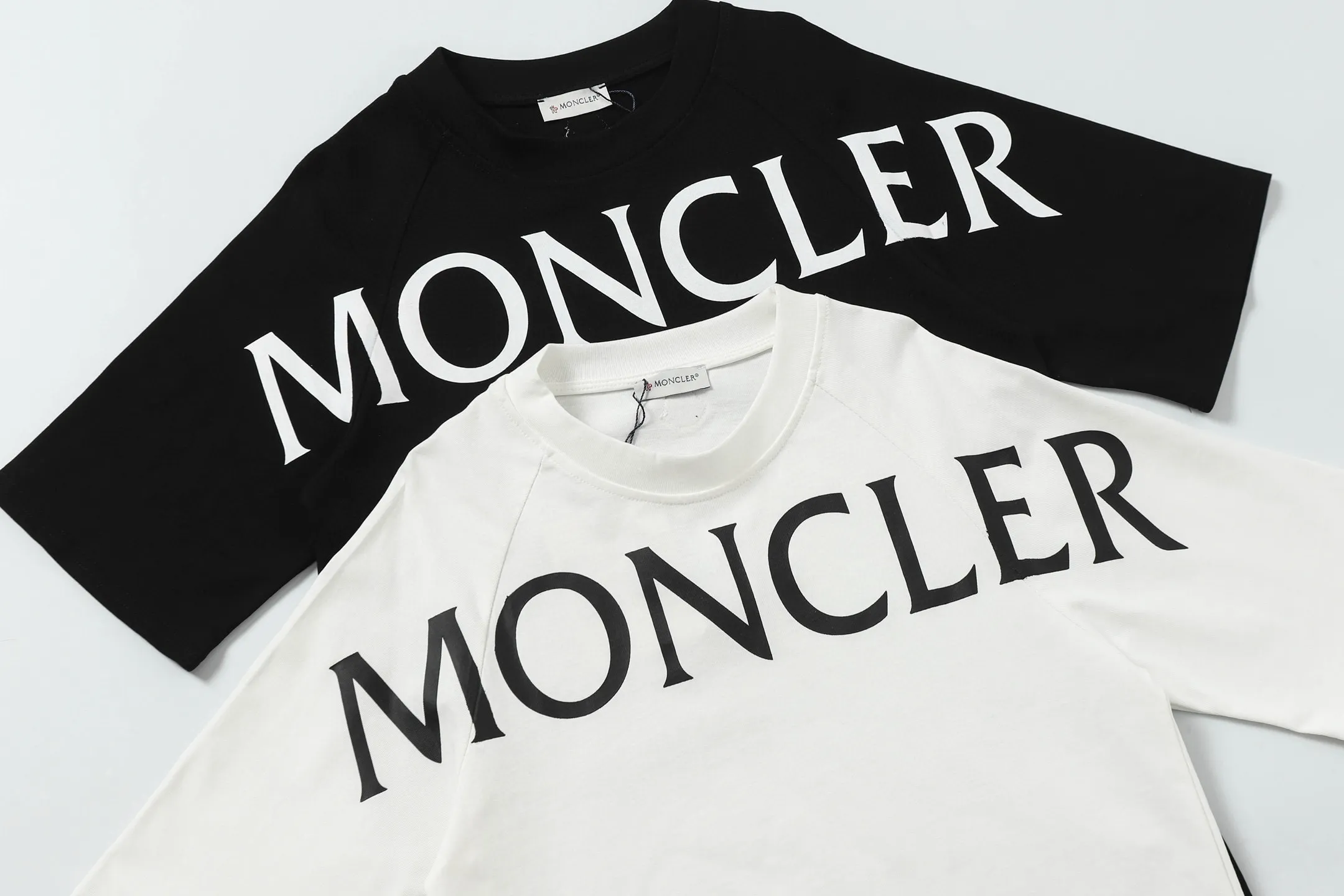 P140 Style No.: 833 〈MONCLER〉The price of the mousse is actually quite advantageous. Those who have been to the counters should know that the price of the mousse is not much cheaper than Gucci Burberry. It is just relatively low-key and unwilling to hype. It is a picture that you want to buy or not. It has an arrogant existence... Exclusively customized 270 grams of 32-count double yarn smooth cotton. The texture is very soft and comfortable. 100% different from the top fabrics in the market (does not shrink, deform, or pill). Paired with 320g 1*1 thread (fabric threads are dyed in the same vat, no color difference, threads are not easily deformed). Heavy embroidery is laminated, and the customer's upper body will not be scratched. Color: Black White Size: S-XL