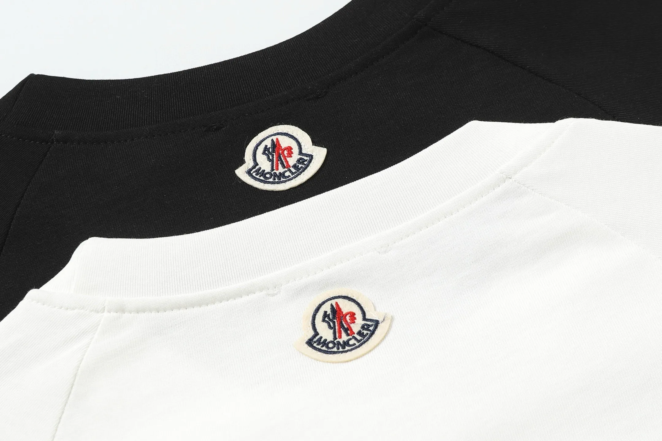 P140 Style No.: 833 〈MONCLER〉The price of the mousse is actually quite advantageous. Those who have been to the counters should know that the price of the mousse is not much cheaper than Gucci Burberry. It is just relatively low-key and unwilling to hype. It is a picture that you want to buy or not. It has an arrogant existence... Exclusively customized 270 grams of 32-count double yarn smooth cotton. The texture is very soft and comfortable. 100% different from the top fabrics in the market (does not shrink, deform, or pill). Paired with 320g 1*1 thread (fabric threads are dyed in the same vat, no color difference, threads are not easily deformed). Heavy embroidery is laminated, and the customer's upper body will not be scratched. Color: Black White Size: S-XL