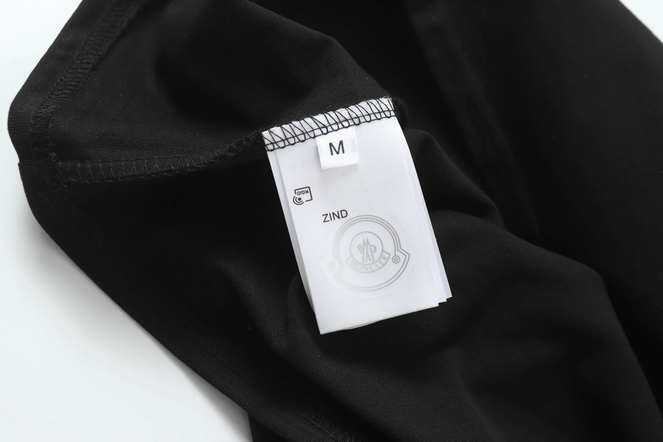 P140 Style No.: 833 〈MONCLER〉The price of the mousse is actually quite advantageous. Those who have been to the counters should know that the price of the mousse is not much cheaper than Gucci Burberry. It is just relatively low-key and unwilling to hype. It is a picture that you want to buy or not. It has an arrogant existence... Exclusively customized 270 grams of 32-count double yarn smooth cotton. The texture is very soft and comfortable. 100% different from the top fabrics in the market (does not shrink, deform, or pill). Paired with 320g 1*1 thread (fabric threads are dyed in the same vat, no color difference, threads are not easily deformed). Heavy embroidery is laminated, and the customer's upper body will not be scratched. Color: Black White Size: S-XL