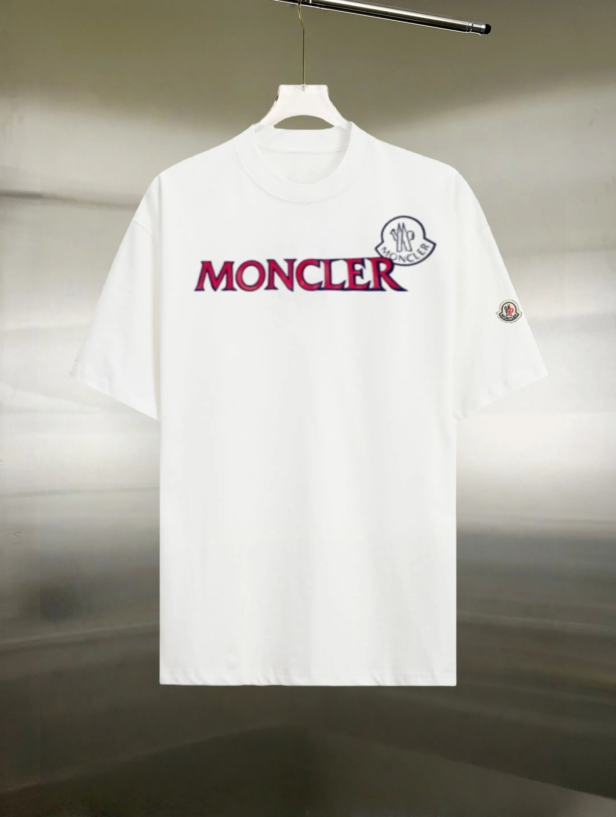 P130 Style: Moncler/muzzled short-sleeved T-shirt Fabric: 300g double yarn 100% cotton Rib: 320g Solona Process: Printing Color: White Black Size: S M L XL XXL No gender distinction, same style for men and women