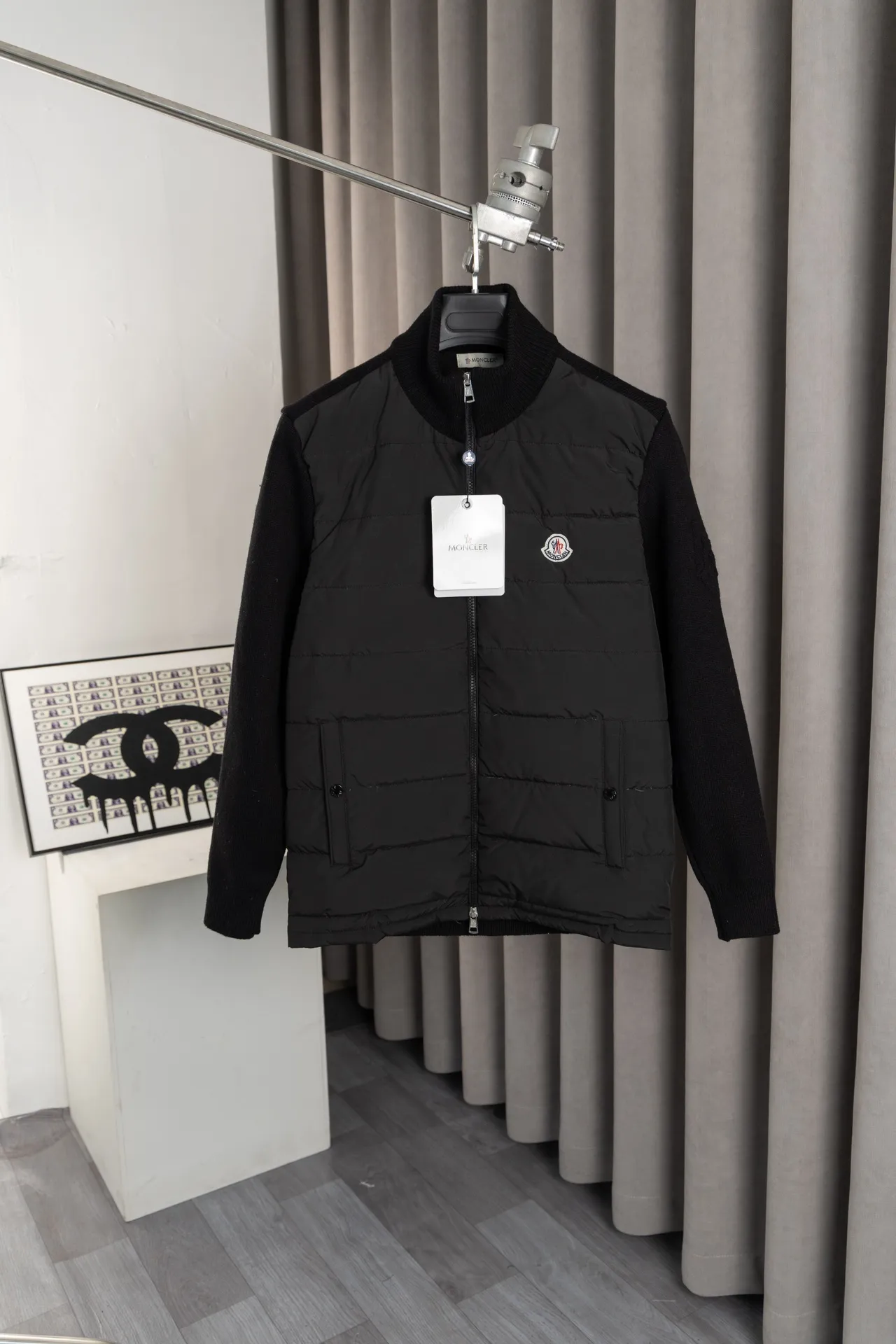 P670 Style number: HE135 MONCLER-Mongolian 24 new style knitted splicing down jacket The fabric is made of polyester fiber, and the inner filling is made of 90% goose down. It has excellent warmth retention in winter. The knitted wool is spliced with mixed wool yarn. The arms have small jacquard logos on the arms to highlight the characteristics of the clothes. The unique logo on the chest is sewn on the jacket. The clothes are windproof and warm. Kuaishou Xiaohongshu’s popular model, the original original logo, complete with three logos, a must-buy knitted down jacket.  Color: Black Size: 1 2 3 4