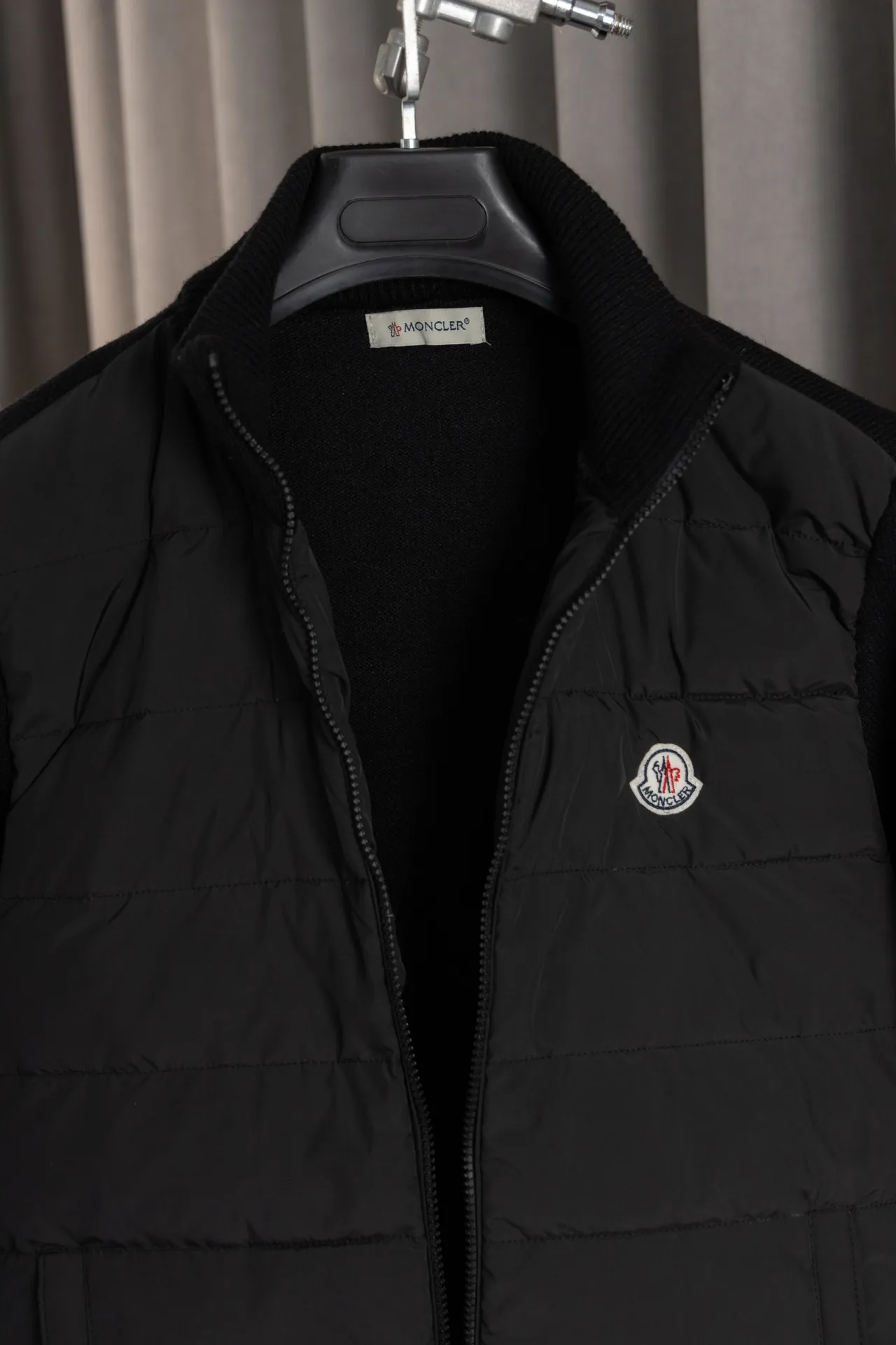 P670 Style number: HE135 MONCLER-Mongolian 24 new style knitted splicing down jacket The fabric is made of polyester fiber, and the inner filling is made of 90% goose down. It has excellent warmth retention in winter. The knitted wool is spliced with mixed wool yarn. The arms have small jacquard logos on the arms to highlight the characteristics of the clothes. The unique logo on the chest is sewn on the jacket. The clothes are windproof and warm. Kuaishou Xiaohongshu’s popular model, the original original logo, complete with three logos, a must-buy knitted down jacket.  Color: Black Size: 1 2 3 4