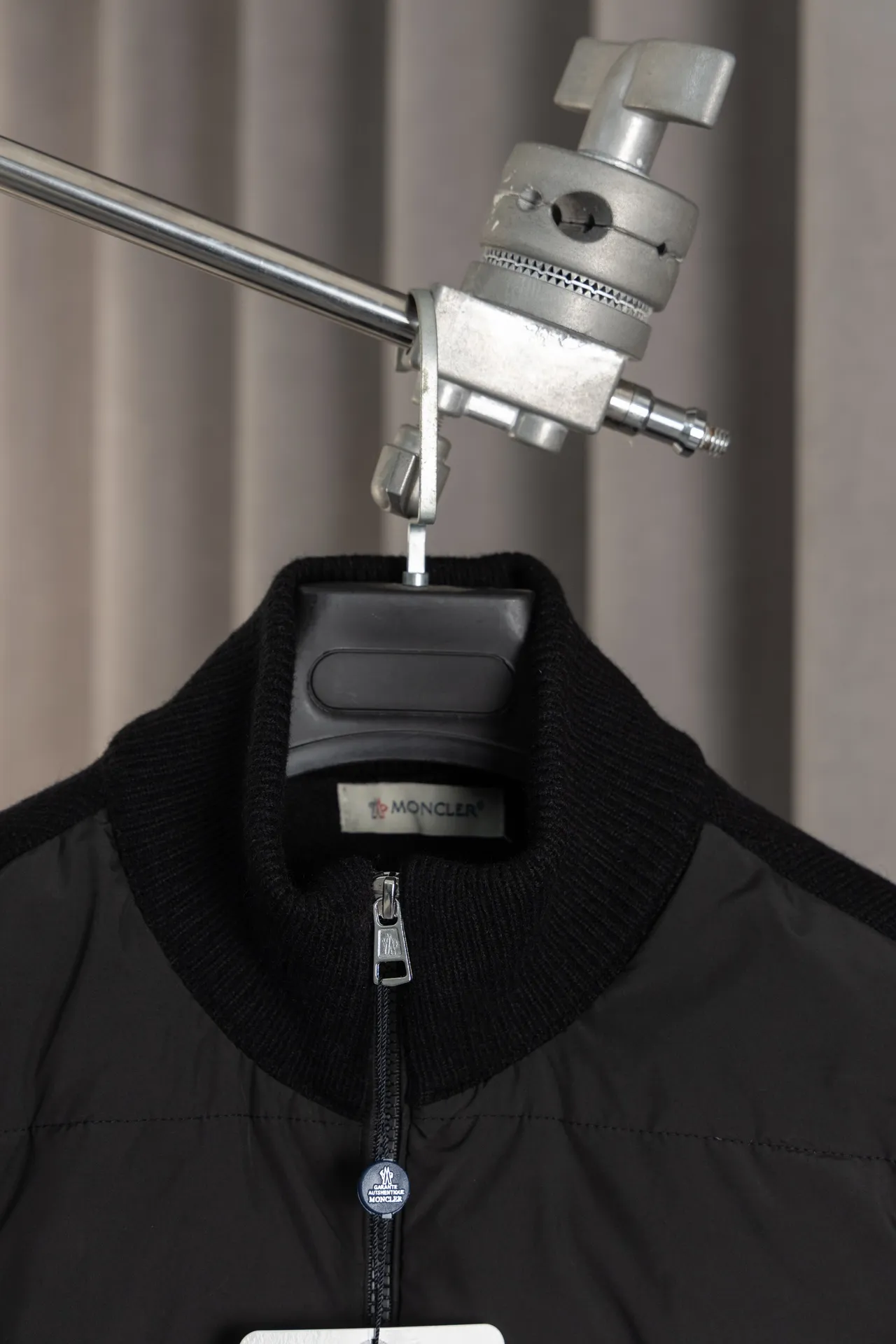 P670 Style number: HE135 MONCLER-Mongolian 24 new style knitted splicing down jacket The fabric is made of polyester fiber, and the inner filling is made of 90% goose down. It has excellent warmth retention in winter. The knitted wool is spliced with mixed wool yarn. The arms have small jacquard logos on the arms to highlight the characteristics of the clothes. The unique logo on the chest is sewn on the jacket. The clothes are windproof and warm. Kuaishou Xiaohongshu’s popular model, the original original logo, complete with three logos, a must-buy knitted down jacket.  Color: Black Size: 1 2 3 4