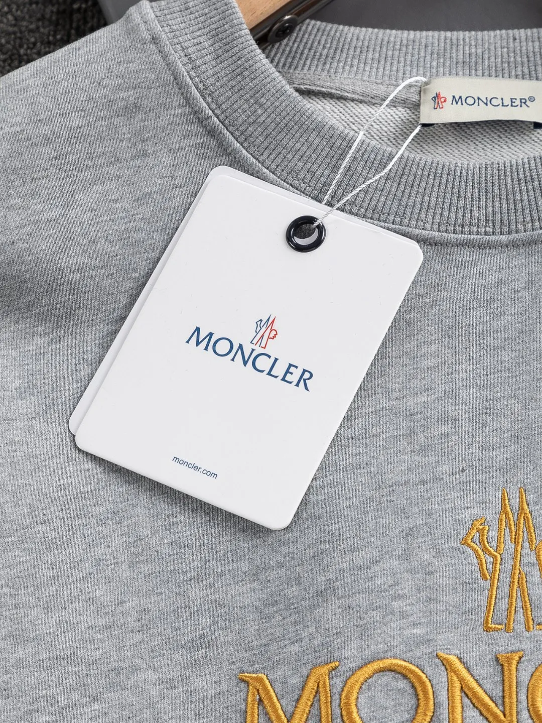 P240 Moncler masked high version slightly wide version S-XL 25SS early autumn and winter sweatshirt Paris fashion catwalk style The top and most classic simple letter embroidery on the chest🪡logo round neck short sleeves, exquisite craftsmanship counter fabrics, fusion of top elements, 450g washed pure cotton fabric, pure cotton breathable, very refreshing and comfortable for daily wear. The rib knitting on the neckline is flat and tight, and the neckline will not be skewed if you toss it casually. The loose version, you will find that it really looks good on the upper body, the overall is simple and neat, super versatile for daily wear! Pair it casually with a pair of pants to look youthful. A sweatshirt and T-shirt will make your outfit crazy. It is a fashionable item that can never go wrong! Classic sweatshirts are available in all 3 categories and are fashionable for trendy men. They are unparalleled in terms of upper body comfort. They can be said to be a must-have companion for summer. Their excellent breathability and comfortable fit are unparalleled ~ Recommended! !  Color: Black Gray Green Size: S-XL Size chart: S: Shoulder width 51-Bust 56-Length 69 M: Shoulder width 52.5-Bust 58-Length 71 L: Shoulder width 54-Bust 60-Length 73 XL: Shoulder width 55.5-Bust 62-Length 75