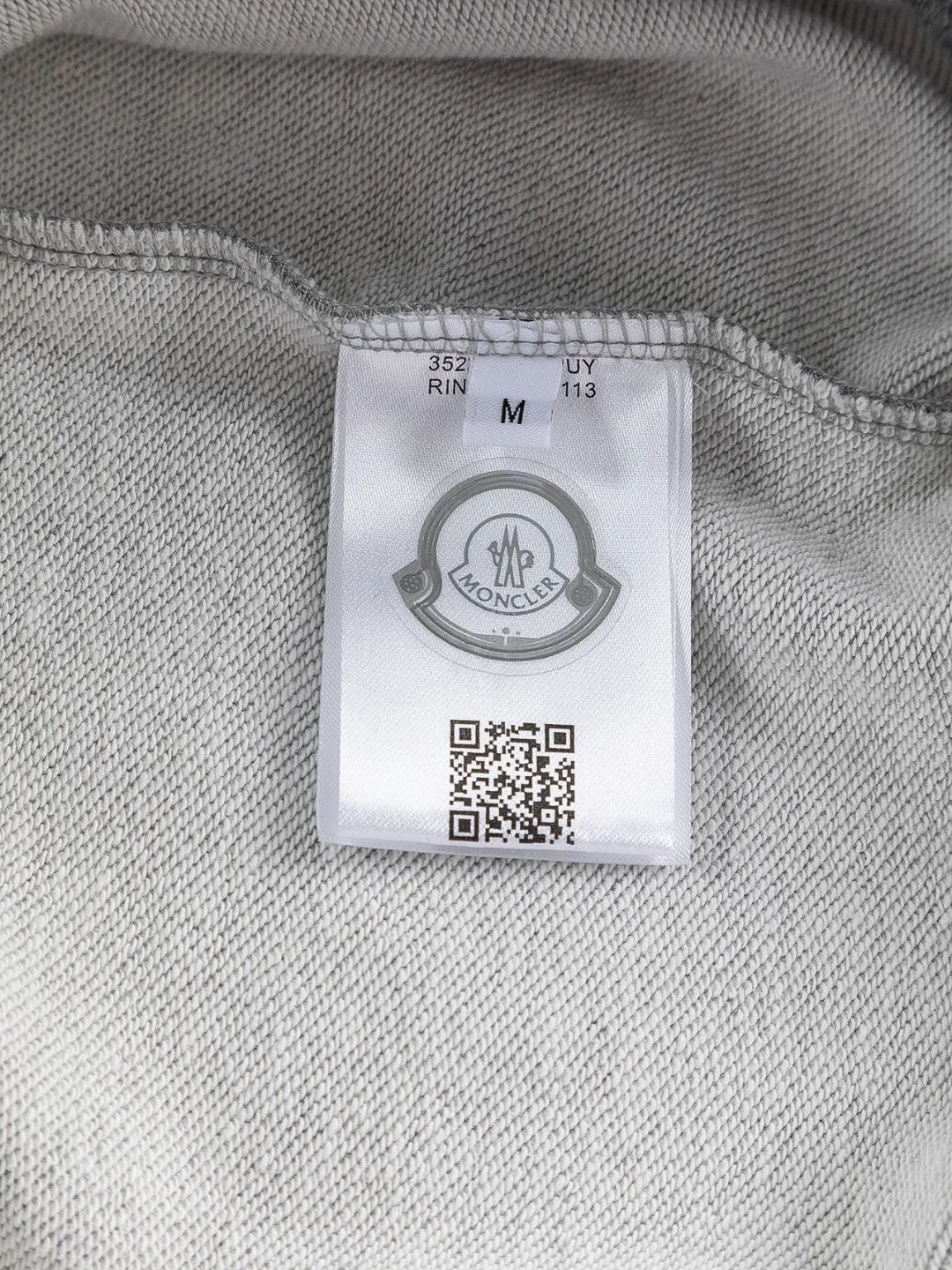 P240 Moncler masked high version slightly wide version S-XL 25SS early autumn and winter sweatshirt Paris fashion catwalk style The top and most classic simple letter embroidery on the chest🪡logo round neck short sleeves, exquisite craftsmanship counter fabrics, fusion of top elements, 450g washed pure cotton fabric, pure cotton breathable, very refreshing and comfortable for daily wear. The rib knitting on the neckline is flat and tight, and the neckline will not be skewed if you toss it casually. The loose version, you will find that it really looks good on the upper body, the overall is simple and neat, super versatile for daily wear! Pair it casually with a pair of pants to look youthful. A sweatshirt and T-shirt will make your outfit crazy. It is a fashionable item that can never go wrong! Classic sweatshirts are available in all 3 categories and are fashionable for trendy men. They are unparalleled in terms of upper body comfort. They can be said to be a must-have companion for summer. Their excellent breathability and comfortable fit are unparalleled ~ Recommended! !  Color: Black Gray Green Size: S-XL Size chart: S: Shoulder width 51-Bust 56-Length 69 M: Shoulder width 52.5-Bust 58-Length 71 L: Shoulder width 54-Bust 60-Length 73 XL: Shoulder width 55.5-Bust 62-Length 75