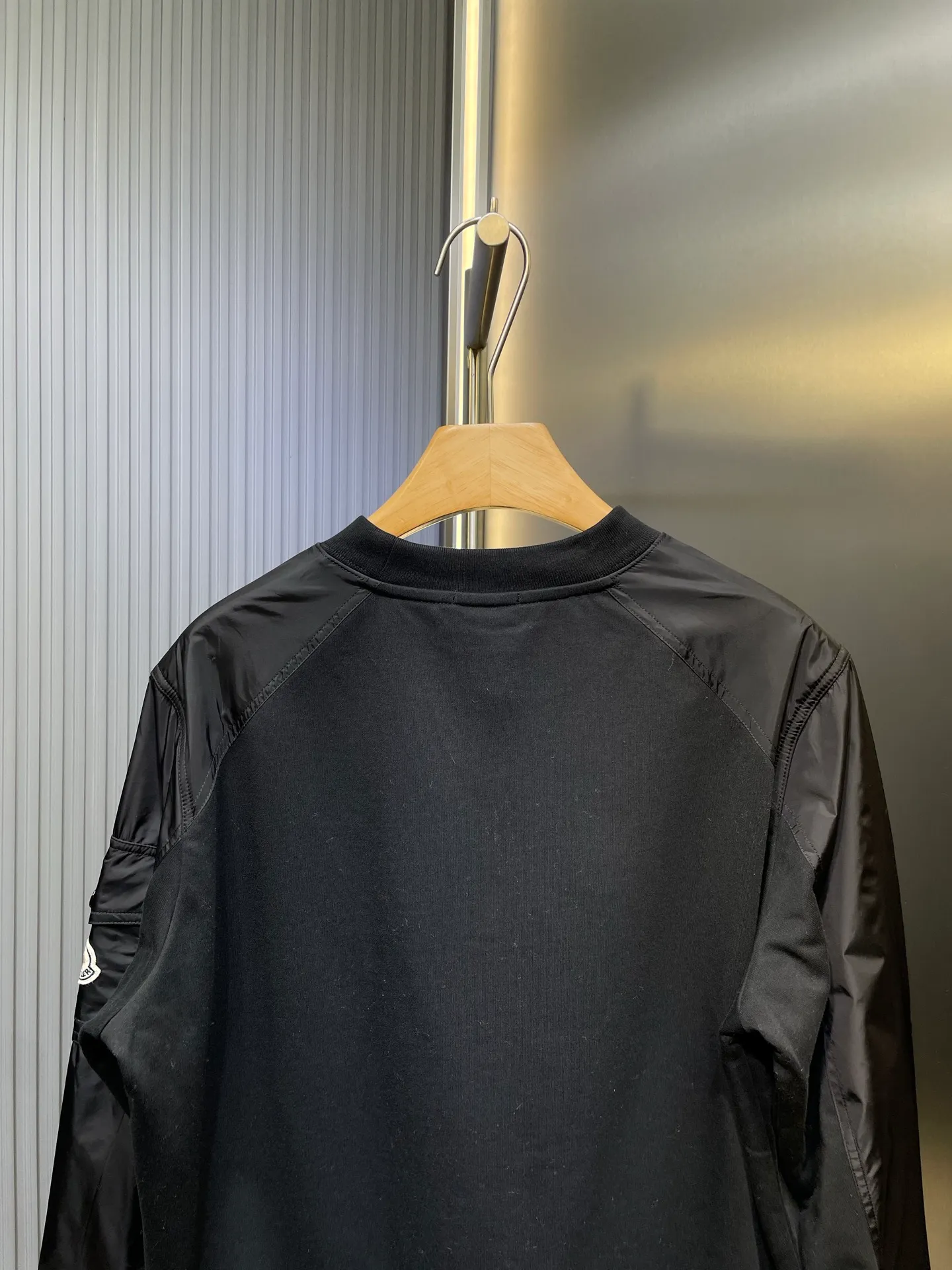 P410 Moncler 🌟Logo patch pocket splicing sweatshirt. Customized soft velvet cotton blend warm core material and tough nylon high-density woven material. Smooth and delicate, comfortable and close to the skin. With a touch of deep black as the base, the chest quietly draws a triangular world. The iconic Moncler logo embroidered logo decorates the sleeves. Integrated nylon fabrics embellish the square silhouette. Cross-field aesthetic grafting. Exquisite small pocket design reveals a flexible and relaxed beauty. Deconstruct the attitude of the modern gentleman and show his taste in silence. Process 1: Needle and shuttle stitching technology can make full use of the respective advantages of knitted fabrics and woven fabrics. By choosing the appropriate sewing process and stitches, the splicing parts can be ensured to be strong and beautiful. Process 2: Template machine bag opening. The preset template guides the position, shape and size of the bag opening. The accuracy ensures the quality of the bag opening effect. Process 3: The fabrics are washed and have a better hand texture. It is not easy to deform and shrink. Not easy to fade and maintain long-lasting beauty Accessories: Customized 1:1 Moncler embroidered logo Customized 1:1 Moncler zipper Customized 1:1 Moncler drawstring Customized 1:1 Moncler snap button Customized 1:1 Moncler trademark Version: Loose version Size: S M L XL