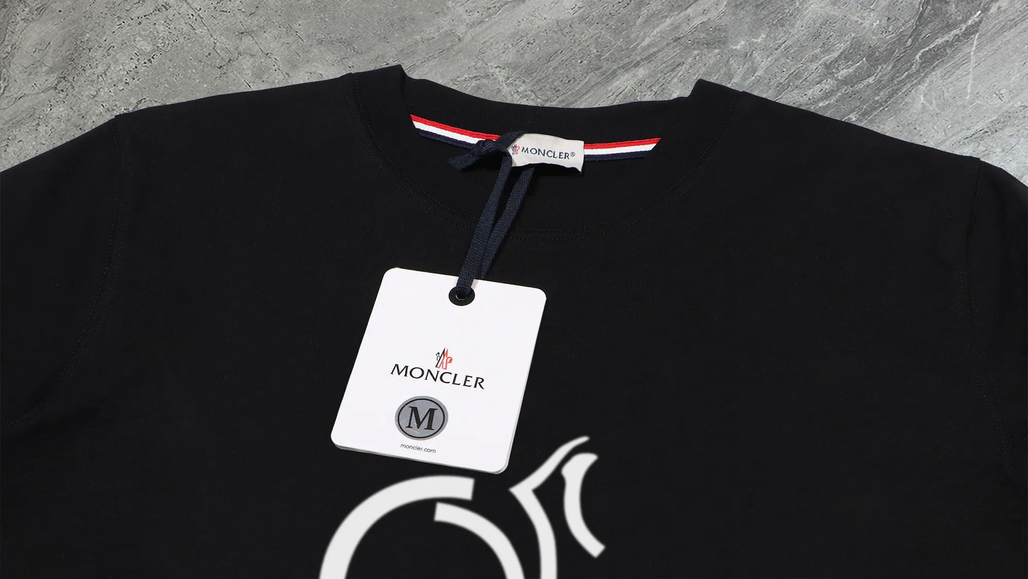 P210 High-version sweatshirt) [Long-term stock] 〖𝐌𝐎𝐍𝐂𝐋𝐄𝐑~Mask〗 Made of 440g heavy-weight fabric. It is different from the market currency. It can be matched with any variety and is properly handsome. 😎The whole dress is made of double waistcoats. The double waistcoats make the whole dress more three-dimensional. Not ordinary factories can do such fine work. 2025 Spring runway version of the T stage, on sale at the counter, round neck terry sweatshirt, high-end double-strand pure cotton, custom-made stretch ribs, dyed in the same vat, complete with three standards, matched with exquisite embroidered LOGO on the chest, simple and advanced, same style for men and women. Color: black, apricot, white, size: S M L XL 2XL