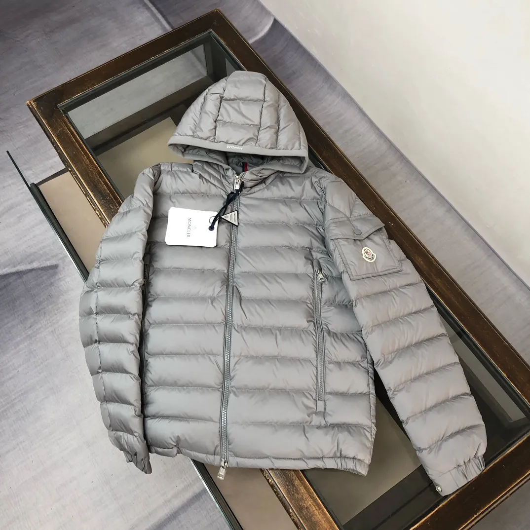 P840 🔥Moncler Galion Early Autumn Lightweight Hooded Down Jacket😍 Newly released at the counter🈶Sold~ This down jacket is lightweight and warm. It is a classic outerwear item that is suitable for various seasons and trends♥. It’s also a classic, with a timeless style that represents the brand’s sporting spirit. 🥳Provides warmth and protection without sacrificing lightness💯 Color: Black Gray Size: 1-2-3-4-5 (M-3xl)
