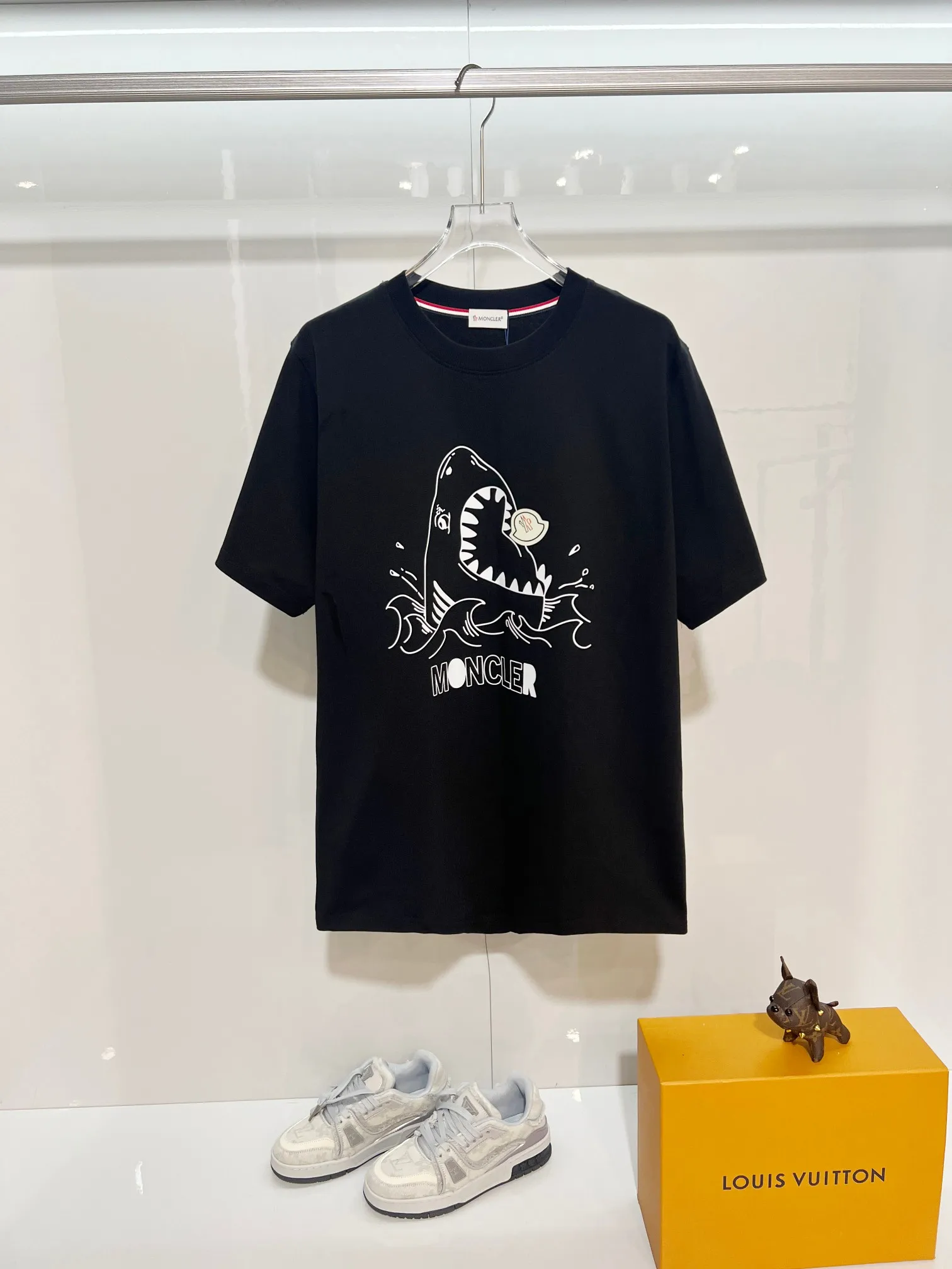 P150 MONCLER/Muzzled 300g pure cotton round neck short-sleeved T-shirt Brand classic Shark🦈 letter LOGO embossed process 2025ss official synchronization High version High quality Fashionable personality Versatile trend Pure original quality Original fabric Hang tag Collar label Washed wheat Complete with three standards Color: Black. White. Size: S M L XL XXL