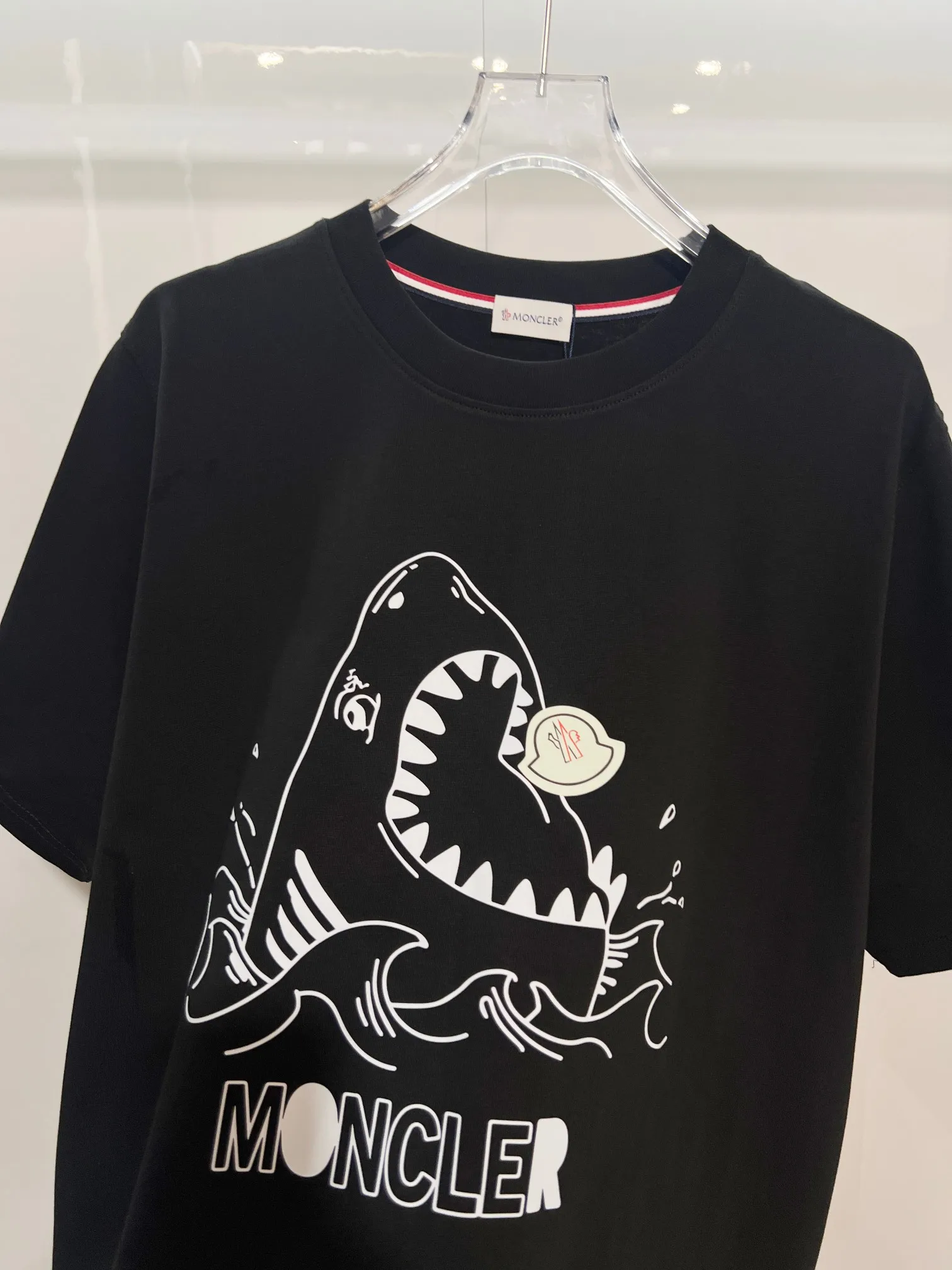 P150 MONCLER/Muzzled 300g pure cotton round neck short-sleeved T-shirt Brand classic Shark🦈 letter LOGO embossed process 2025ss official synchronization High version High quality Fashionable personality Versatile trend Pure original quality Original fabric Hang tag Collar label Washed wheat Complete with three standards Color: Black. White. Size: S M L XL XXL