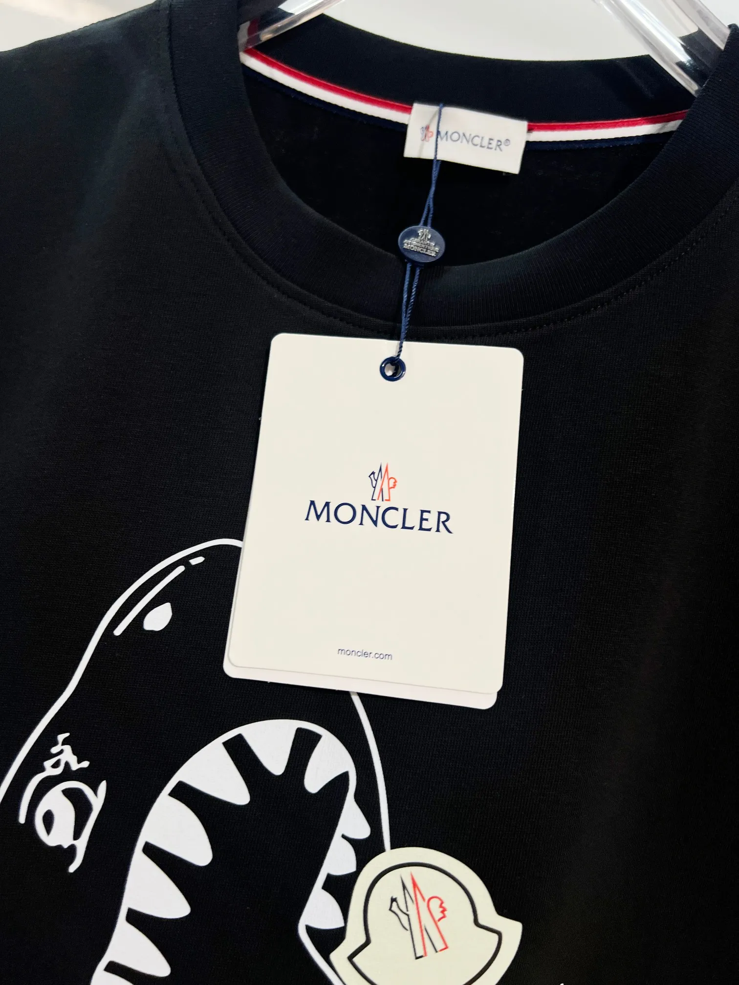 P150 MONCLER/Muzzled 300g pure cotton round neck short-sleeved T-shirt Brand classic Shark🦈 letter LOGO embossed process 2025ss official synchronization High version High quality Fashionable personality Versatile trend Pure original quality Original fabric Hang tag Collar label Washed wheat Complete with three standards Color: Black. White. Size: S M L XL XXL