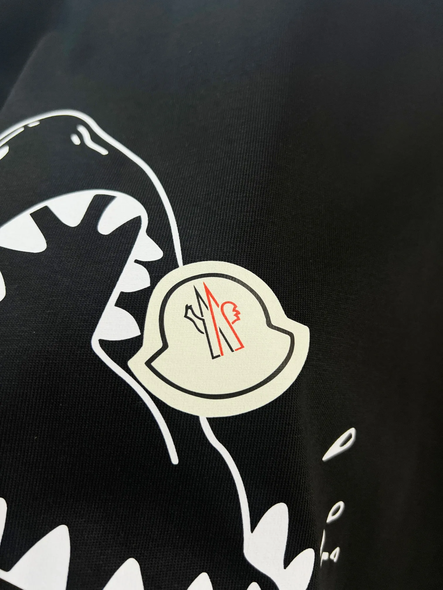P150 MONCLER/Muzzled 300g pure cotton round neck short-sleeved T-shirt Brand classic Shark🦈 letter LOGO embossed process 2025ss official synchronization High version High quality Fashionable personality Versatile trend Pure original quality Original fabric Hang tag Collar label Washed wheat Complete with three standards Color: Black. White. Size: S M L XL XXL
