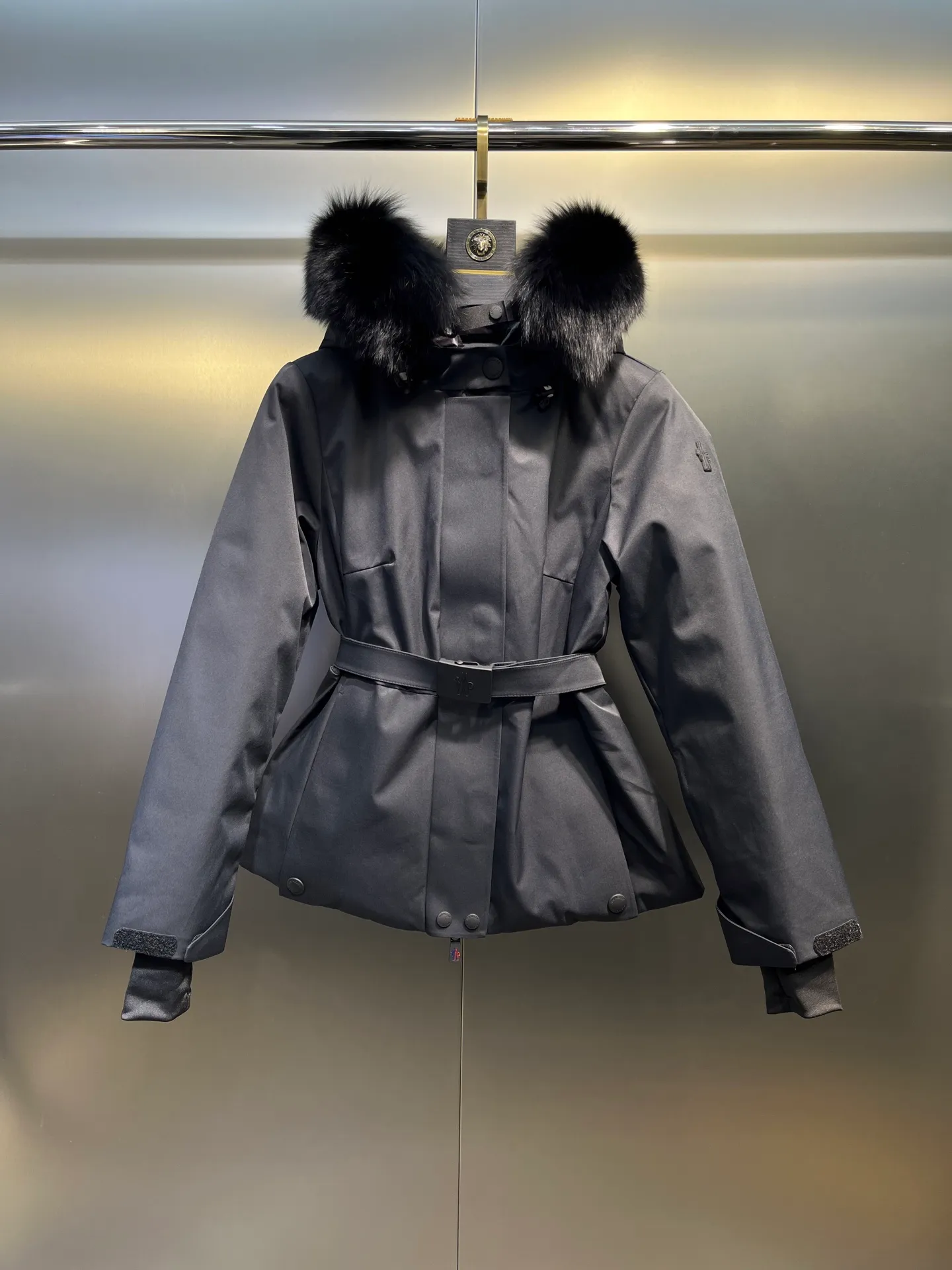 P1160 moncler 🌟Women's ski waisted short down jacket. The fabric is made of the original longue saison nylon material, and the fur collar is made of fox fur collar, which effectively blocks wind and rain and keeps the interior dry and comfortable. Comfortable and wind resistant. The inner filling is made of high-quality national standard 90 white goose down, which has light fluffiness and excellent thermal insulation performance. Quilting design, classic rectangular texture, a quilting process that can not only fix down to prevent it from running away, but is also an important decorative element. Stitching technology is very important, fine stitches can better lock the velvet. The internal label washing N is equipped with an anti-counterfeiting chip and a built-in sensor, which can verify the authenticity through a mobile phone. The fur collar is snap-detachable, and the hem and cuffs are adjustable with drawstrings. The waist is nipped in, and the hardware accessories are unified to restore the original zippers. YKK brand zippers are used for smoother and more durable buckles, windproof design ribs on the cuffs and hem, and adjustable drawstrings. Custom woven and dyed, no color difference from the original. Perfect restoration of ingenious craftsmanship, complete three standards, customized accessories Color: black Size: 0123