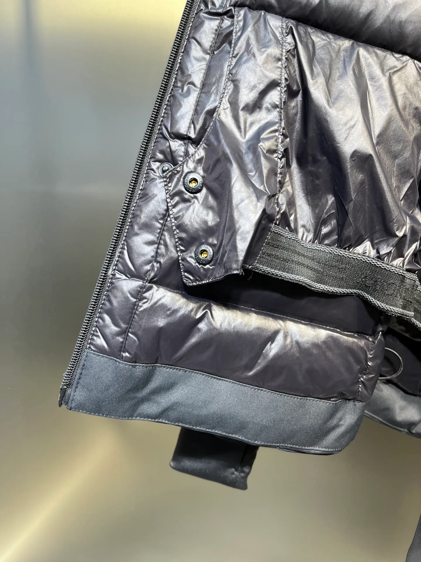 P1160 moncler 🌟Women's ski waisted short down jacket. The fabric is made of the original longue saison nylon material, and the fur collar is made of fox fur collar, which effectively blocks wind and rain and keeps the interior dry and comfortable. Comfortable and wind resistant. The inner filling is made of high-quality national standard 90 white goose down, which has light fluffiness and excellent thermal insulation performance. Quilting design, classic rectangular texture, a quilting process that can not only fix down to prevent it from running away, but is also an important decorative element. Stitching technology is very important, fine stitches can better lock the velvet. The internal label washing N is equipped with an anti-counterfeiting chip and a built-in sensor, which can verify the authenticity through a mobile phone. The fur collar is snap-detachable, and the hem and cuffs are adjustable with drawstrings. The waist is nipped in, and the hardware accessories are unified to restore the original zippers. YKK brand zippers are used for smoother and more durable buckles, windproof design ribs on the cuffs and hem, and adjustable drawstrings. Custom woven and dyed, no color difference from the original. Perfect restoration of ingenious craftsmanship, complete three standards, customized accessories Color: black Size: 0123