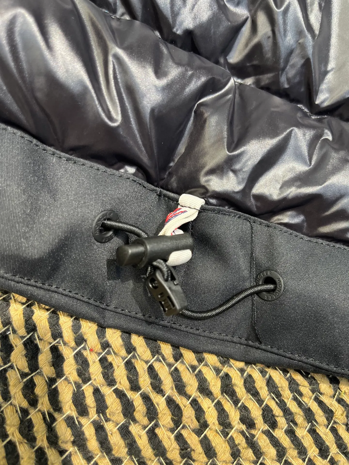 P1160 moncler 🌟Women's ski waisted short down jacket. The fabric is made of the original longue saison nylon material, and the fur collar is made of fox fur collar, which effectively blocks wind and rain and keeps the interior dry and comfortable. Comfortable and wind resistant. The inner filling is made of high-quality national standard 90 white goose down, which has light fluffiness and excellent thermal insulation performance. Quilting design, classic rectangular texture, a quilting process that can not only fix down to prevent it from running away, but is also an important decorative element. Stitching technology is very important, fine stitches can better lock the velvet. The internal label washing N is equipped with an anti-counterfeiting chip and a built-in sensor, which can verify the authenticity through a mobile phone. The fur collar is snap-detachable, and the hem and cuffs are adjustable with drawstrings. The waist is nipped in, and the hardware accessories are unified to restore the original zippers. YKK brand zippers are used for smoother and more durable buckles, windproof design ribs on the cuffs and hem, and adjustable drawstrings. Custom woven and dyed, no color difference from the original. Perfect restoration of ingenious craftsmanship, complete three standards, customized accessories Color: black Size: 0123