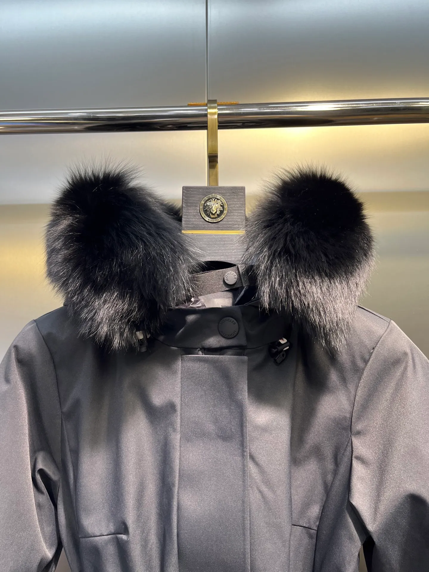P1160 moncler 🌟Women's ski waisted short down jacket. The fabric is made of the original longue saison nylon material, and the fur collar is made of fox fur collar, which effectively blocks wind and rain and keeps the interior dry and comfortable. Comfortable and wind resistant. The inner filling is made of high-quality national standard 90 white goose down, which has light fluffiness and excellent thermal insulation performance. Quilting design, classic rectangular texture, a quilting process that can not only fix down to prevent it from running away, but is also an important decorative element. Stitching technology is very important, fine stitches can better lock the velvet. The internal label washing N is equipped with an anti-counterfeiting chip and a built-in sensor, which can verify the authenticity through a mobile phone. The fur collar is snap-detachable, and the hem and cuffs are adjustable with drawstrings. The waist is nipped in, and the hardware accessories are unified to restore the original zippers. YKK brand zippers are used for smoother and more durable buckles, windproof design ribs on the cuffs and hem, and adjustable drawstrings. Custom woven and dyed, no color difference from the original. Perfect restoration of ingenious craftsmanship, complete three standards, customized accessories Color: black Size: 0123