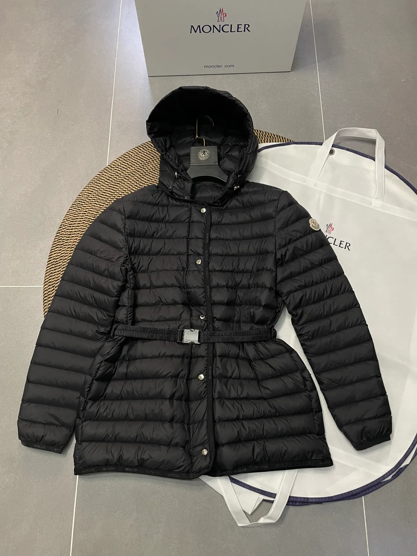 P720 2024 season new arrival 23Moncler OREDON women's mid-length slim belted goose down jacket. ✨Complete three standards, synchronized with counters ✨90 goose down filling ✨Slim-fitting design of the belt, not picky Sizes 0-3