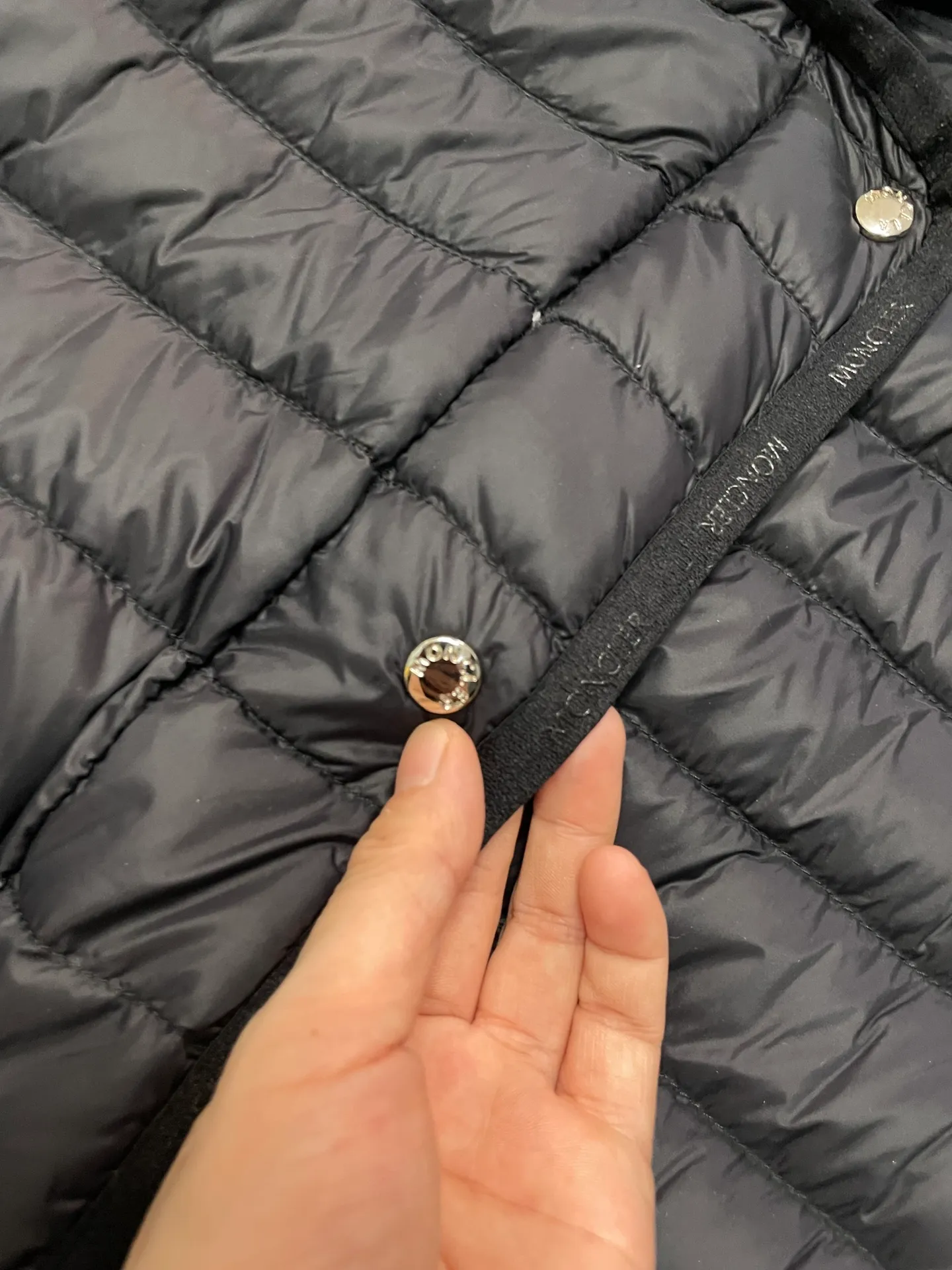 P720 2024 season new arrival 23Moncler OREDON women's mid-length slim belted goose down jacket. ✨Complete three standards, synchronized with counters ✨90 goose down filling ✨Slim-fitting design of the belt, not picky Sizes 0-3