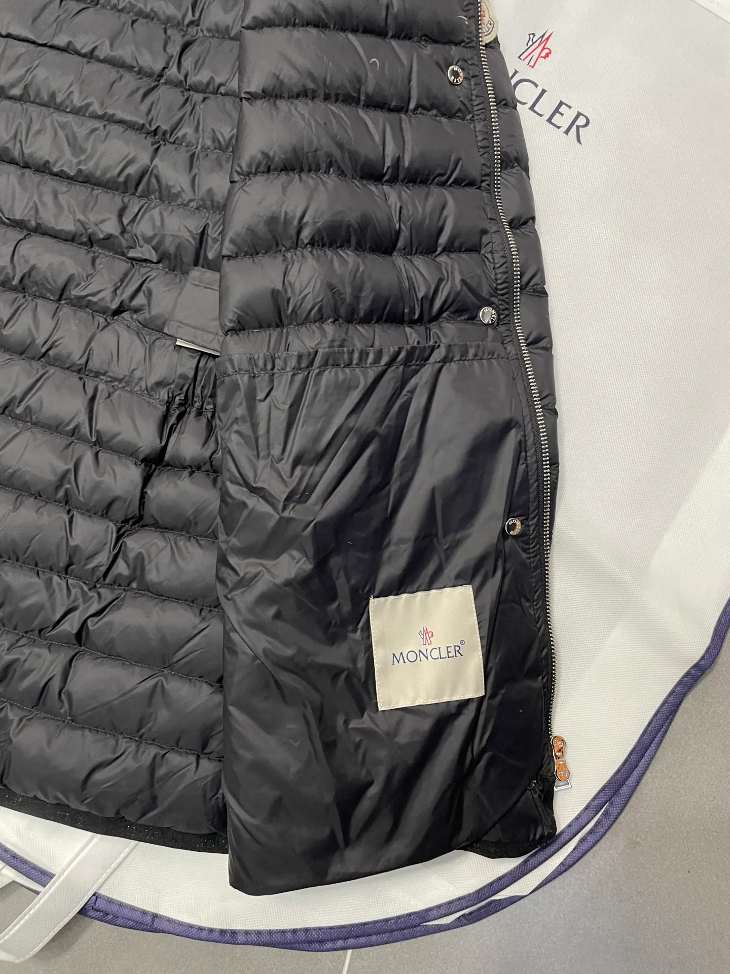 P720 2024 season new arrival 23Moncler OREDON women's mid-length slim belted goose down jacket. ✨Complete three standards, synchronized with counters ✨90 goose down filling ✨Slim-fitting design of the belt, not picky Sizes 0-3