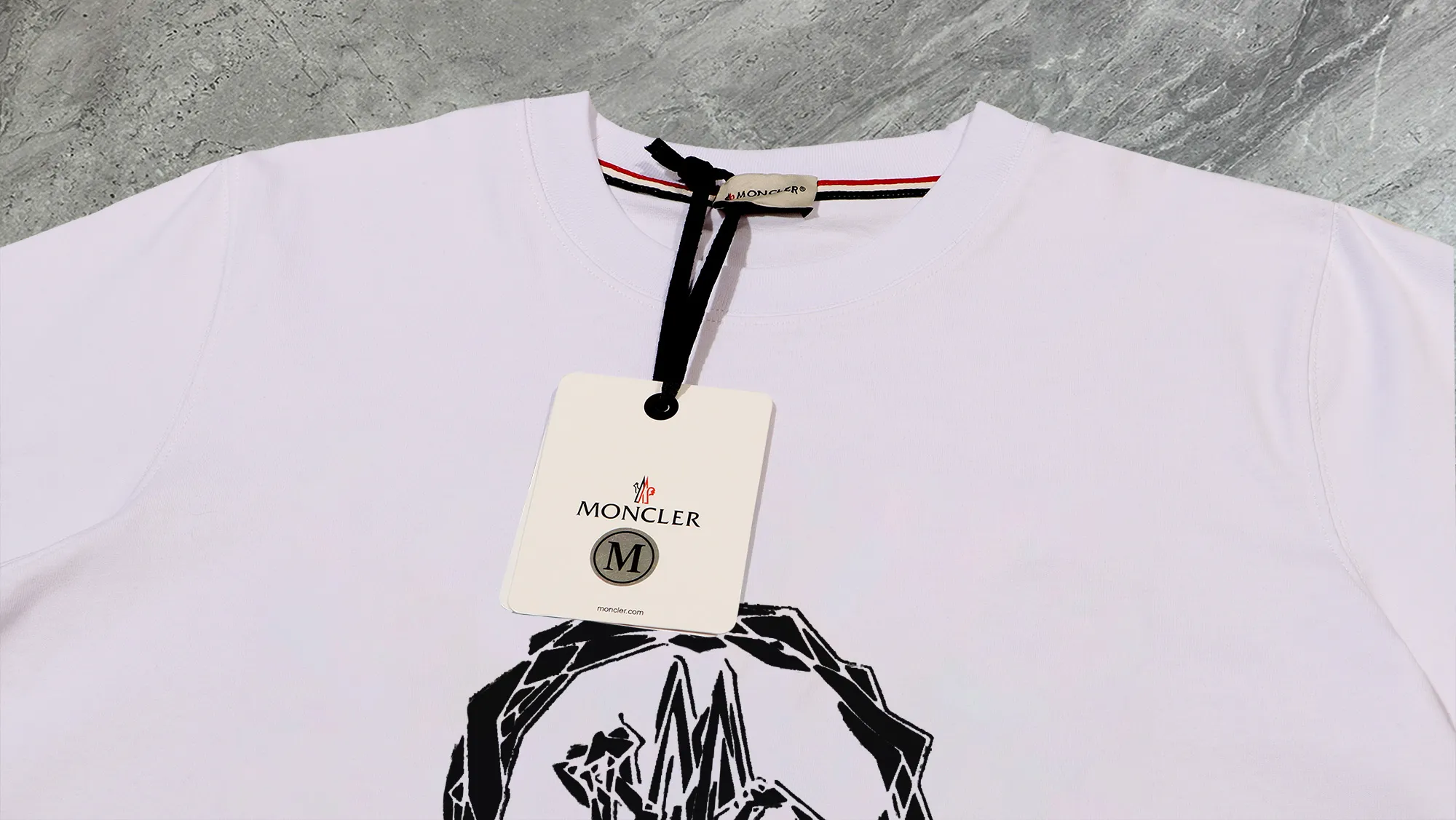 P140 💰Upgraded version "Mobile phone smart sensor ~ NFC chip armband ~ direct access to the official website for anti-counterfeiting" "Moncler ~ Mouth Mouth" 2025 new high-quality round neck short-sleeved T-shirt. The cuffs have imported embroidered labels. Customized dyeing, very comfortable to touch. Super versatile and good-looking short-sleeved. Complete with three labels. Non-market ordinary version. Feel free to compare. Quality is absolutely guaranteed! ‼ First of all, this original fabric is all custom-woven with 32-count double yarn fabric, 250G, and the weight is the same‼ Fine workmanship, double waistcoat method, double waistcoat method, double waistcoat method makes the whole dress more three-dimensional, which is not a craft that ordinary T-shirts can achieve🤪 Size: S-M-L-XL-2XL Color: black, white, apricot, same style for men and women