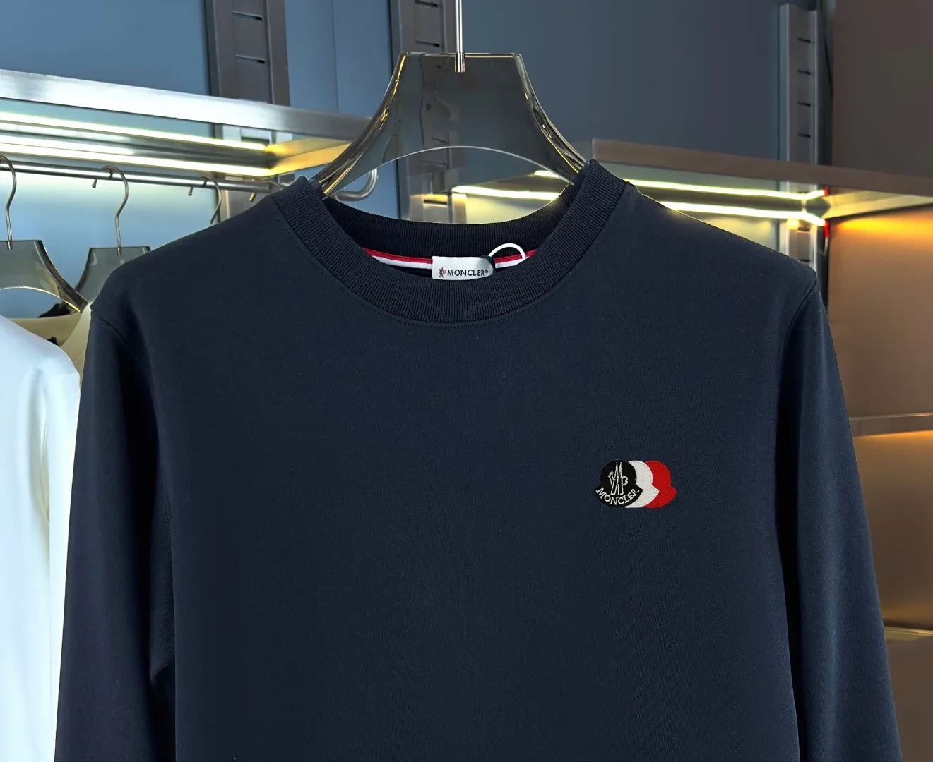 P210 High-version sweatshirt) [Long-term stock] 〖𝐌𝐎𝐍𝐂𝐋𝐄𝐑~Mask〗 Made of 440g heavy-weight fabric. It is different from the market currency. It can be matched with any variety and is properly handsome. 😎The whole dress is made of double waistcoats. The double waistcoats make the whole dress more three-dimensional. Not ordinary factories can do such fine work. 2025 Spring runway version of the T stage, on sale at the counter, round neck terry sweatshirt, high-end double-strand pure cotton, custom-made stretch ribs, dyed in the same vat, complete with three standards, matched with exquisite embroidered LOGO on the chest, simple and advanced, same style for men and women. Color: black, apricot, white, size: S M L XL 2XL