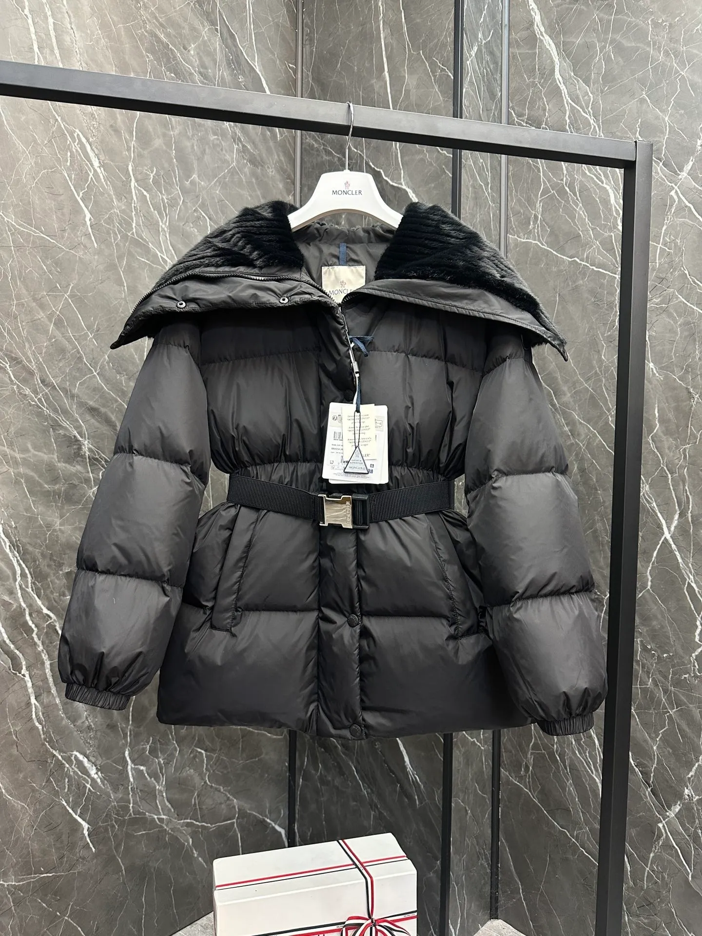P880 Special down ⬆️Moncler Brasseurs women's short down jacket. Filled with goose down. The barcode model number is consistent with the official website. 2024 new hanging tag. The hanging tag has built-in NFC electronic induction anti-counterfeiting. Supports multiple anti-counterfeiting verification. The factory comes standard with a full set of counter gift box packaging🎁. Different from the random versions on the market. The Brasseurs short down jacket is dynamic and elegant, highlighting the aesthetic style of the Moncler women's series.  Brasseurs down jackets are made from nylon, a silky fabric that's functional. Designed in a cropped silhouette, it features a gorgeous synthetic collar and a double closure for extra protection. It features a belt for a flattering silhouette perfect for everyday wear. Details •Made from nylon •Polyester lining •Down filling •Synthetic collar •Zip and snap fastening •Zip pockets •Removable elastic waistband •Elastic waistband and cuffs •Embroidered logo patch Size: 0-3