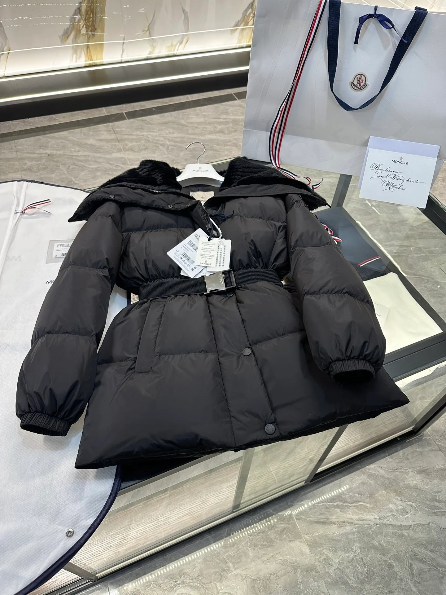 P880 Special down ⬆️Moncler Brasseurs women's short down jacket. Filled with goose down. The barcode model number is consistent with the official website. 2024 new hanging tag. The hanging tag has built-in NFC electronic induction anti-counterfeiting. Supports multiple anti-counterfeiting verification. The factory comes standard with a full set of counter gift box packaging🎁. Different from the random versions on the market. The Brasseurs short down jacket is dynamic and elegant, highlighting the aesthetic style of the Moncler women's series.  Brasseurs down jackets are made from nylon, a silky fabric that's functional. Designed in a cropped silhouette, it features a gorgeous synthetic collar and a double closure for extra protection. It features a belt for a flattering silhouette perfect for everyday wear. Details •Made from nylon •Polyester lining •Down filling •Synthetic collar •Zip and snap fastening •Zip pockets •Removable elastic waistband •Elastic waistband and cuffs •Embroidered logo patch Size: 0-3