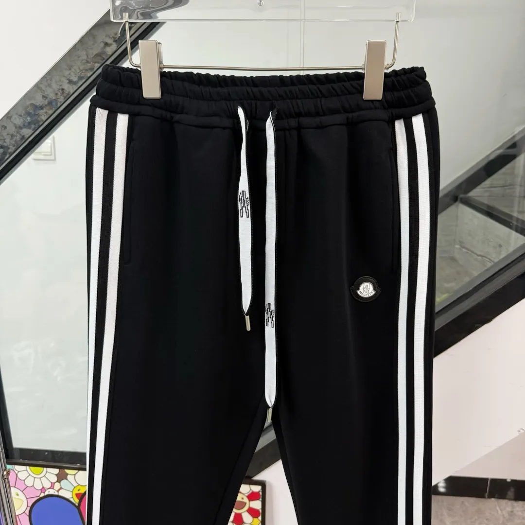P210 Style No./z152 Moncler logo striped drawstring webbing straight-leg sweatpants MONCLER official website ZP synchronized new sweatpants. The fabric is made of 450g heavy double-ply double yarn composite fabric. Classic Mongolian iron logo ➕ printed webbing technology. Two-color classic pure cotton webbing on the side. Elastic drawstring waist design is full of flexibility. High version of inner hemming and wrapping. Perfect details. Loose version. Conscientious production. High temperature resistance. Will not fall off. Machine washable. Factory-made workmanship, bag strips with neat double-needle stitching, popular internet celebrity style, very popular, loose os version, can be worn up to 200 pounds, tag, hanging beads, washable, main seller, packaging, full set of accessories📦 All details are real shots without beauty filters, feel free to buy📷 Color: black size: S M L XL