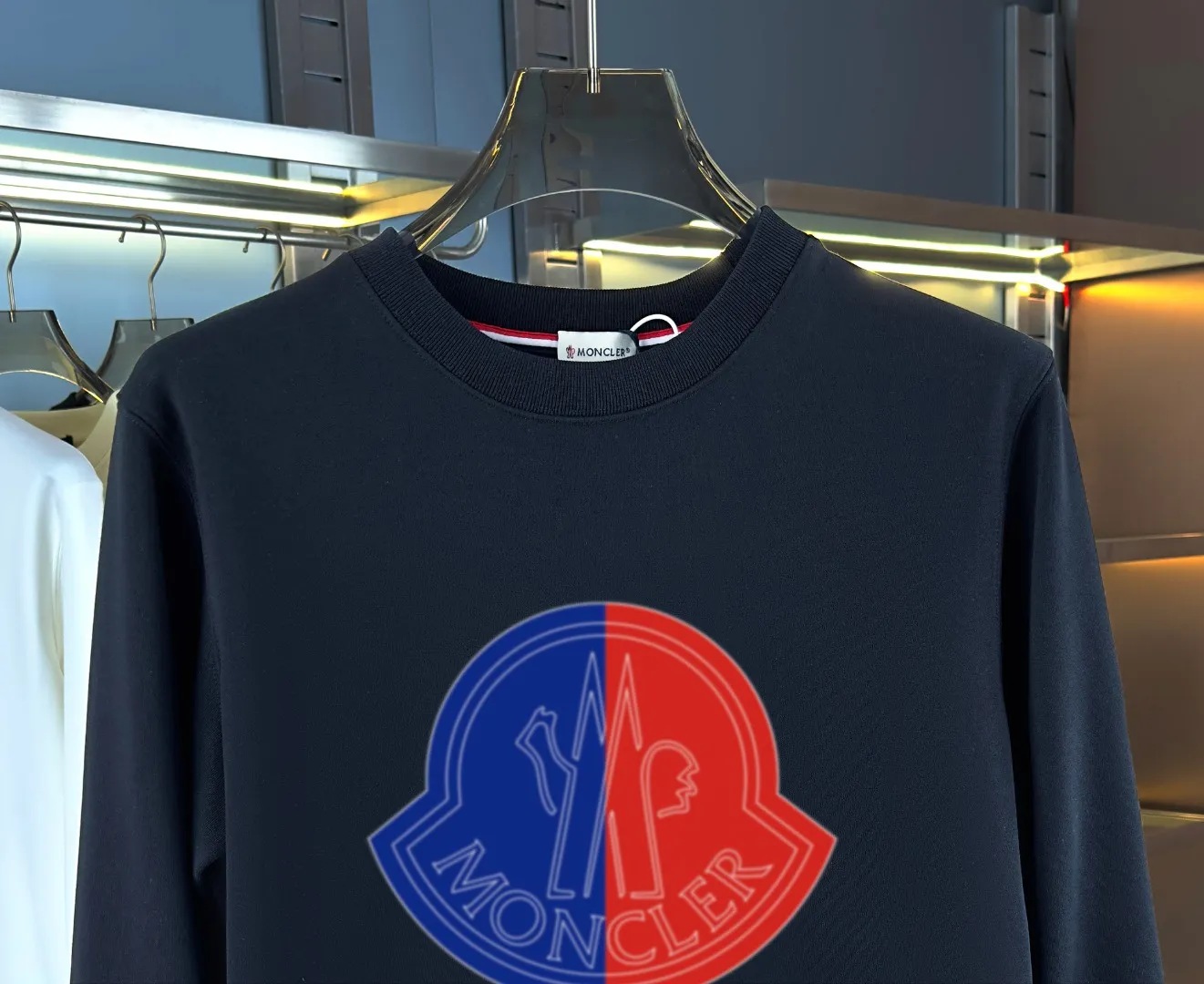 P210 High-version sweatshirt) [Long-term stock] 〖𝐌𝐎𝐍𝐂𝐋𝐄𝐑~Mask〗 Made of 440g heavy-weight fabric. It is different from the market currency. It can be matched with any variety and is properly handsome. 😎The whole dress is made of double waistcoats. The double waistcoats make the whole dress more three-dimensional. Not ordinary factories can do such fine work. 2025 Spring runway version of the T stage, on sale at the counter, round neck terry sweatshirt, high-end double-strand pure cotton, custom-made stretch ribs, dyed in the same vat, complete with three standards, matched with exquisite embroidered LOGO on the chest, simple and advanced, same style for men and women. Color: black, apricot, white, size: S M L XL 2XL