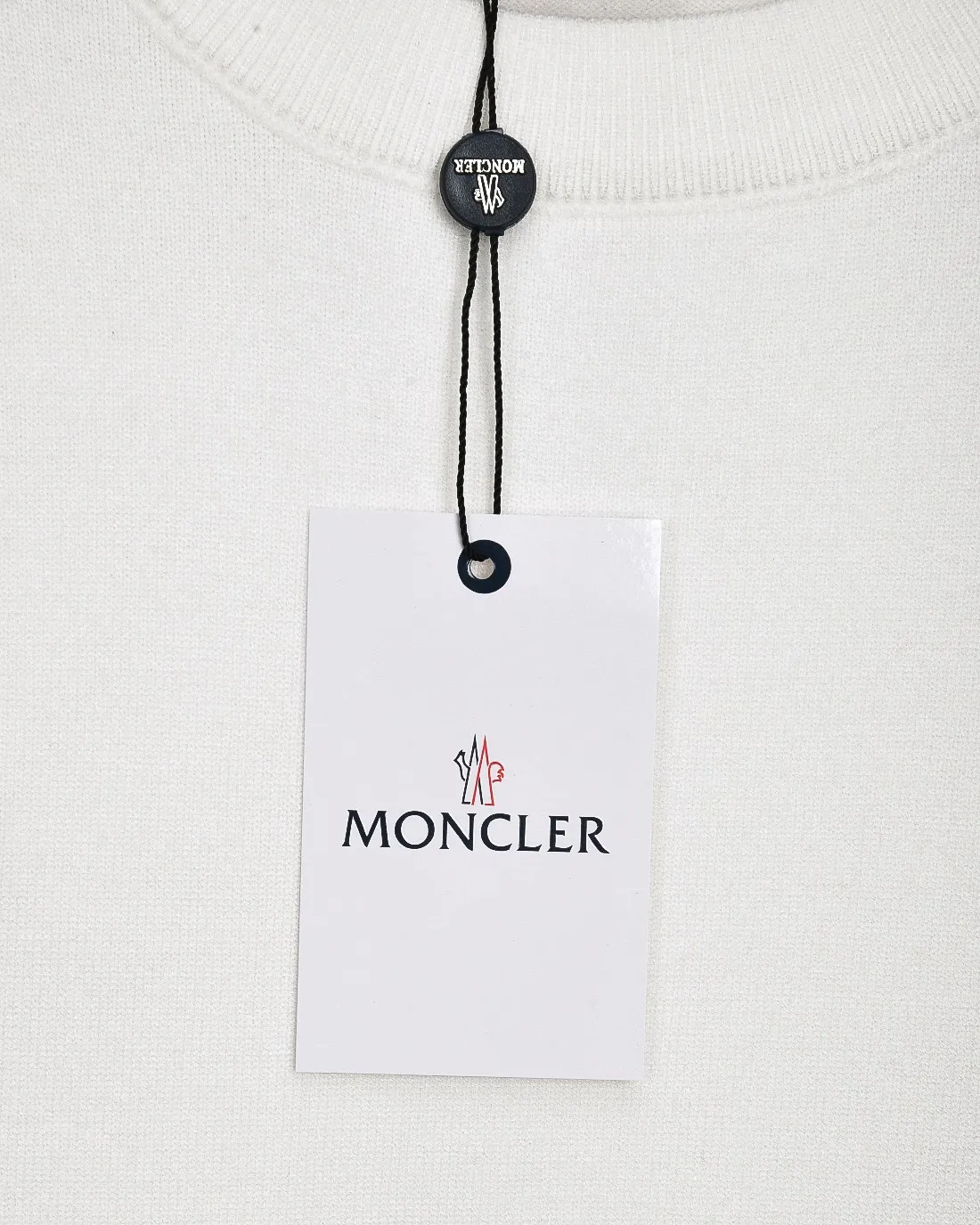 P236 (please stock available) Moncler/Mask 25Fw classic chest Logo letter badge logo casual knitted pullover sweater 2025FW official website new original fabric official same style Selected sweater customization Imported wool fabric High-end version, counter custom fabric High breathability and comfort, precision production, impeccable detail processing, ✅customized logo engraved buttons, three complete labels. Brand element design concept reflects high quality. It feels delicate and soft! Presenting a casual cut, the upper body shape is great 🐍 Color; black, white and gray Size: M-XXXL