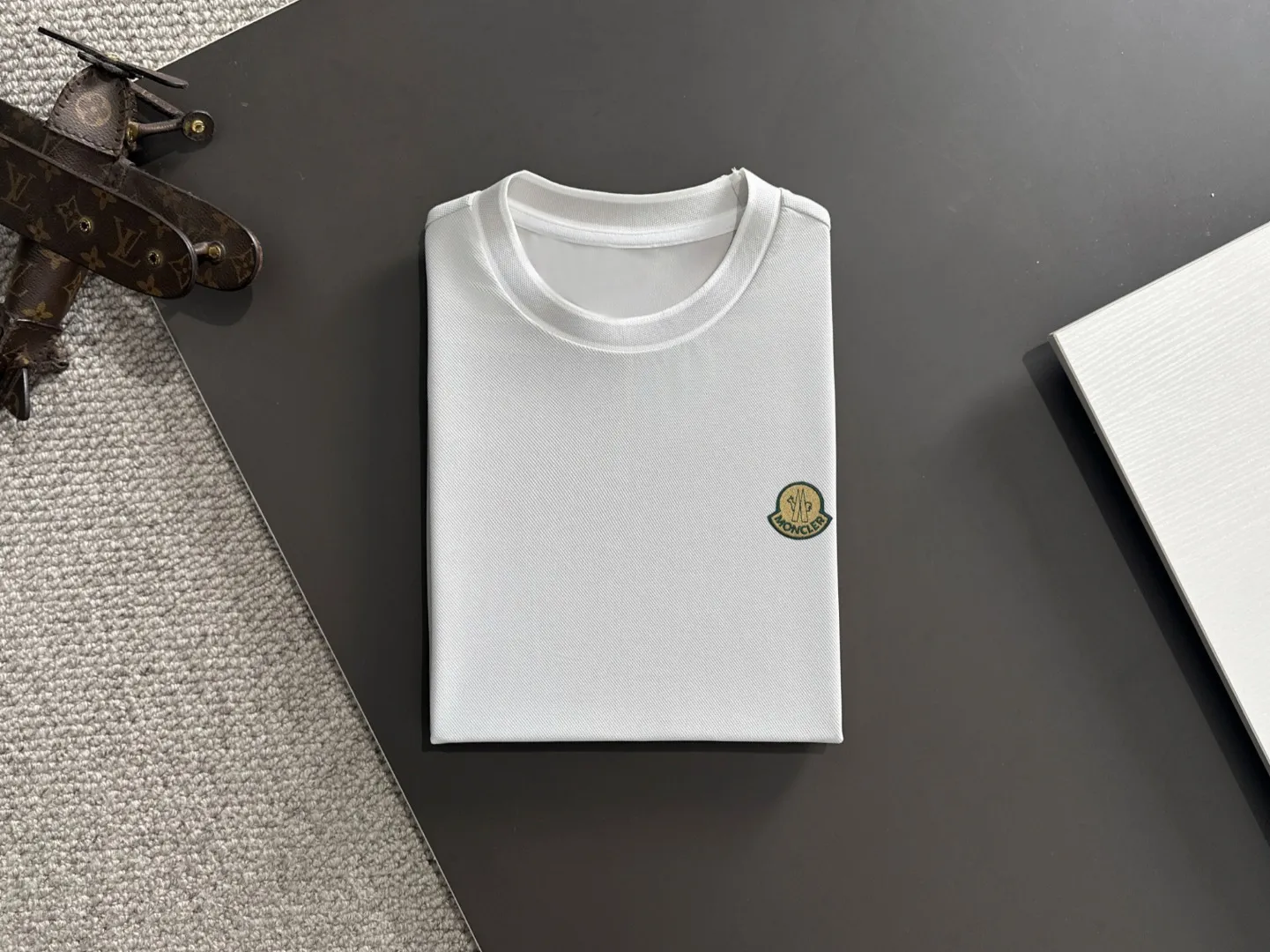P300 high version Moncler/muzzle 25ss spring and summer new high-definition T-shirt. Made with machines imported from Italy. It is truly the most luxurious and high-quality. It is a style that you can wear with your eyes closed. Combed heavy fabrics. High-strength and heavy-weight fabrics feel full of weight when weighed. The upper body is also more textured than ordinary T-shirts and is not easy to deform. This texture can cope with the weather. It absorbs sweat and is breathable, suitable for both hot and cold! Perfectly produced with reference to the original stitch and stitch! The loose fit design is super noble. Custom-woven signature ribbed collar, cuffs, and hem. Really rare and rare goods Size: M-XXXL