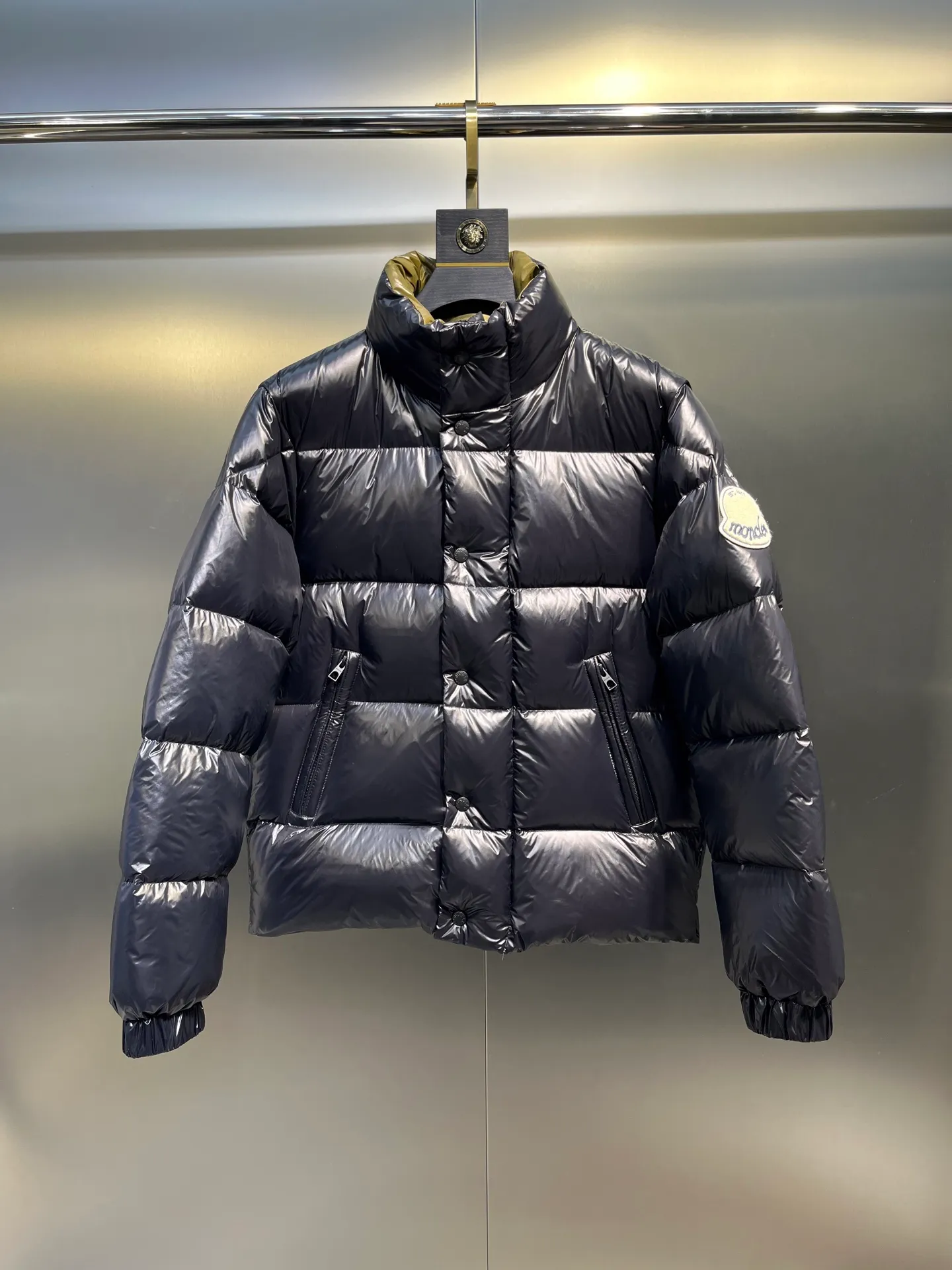 P900 Moncler🌟Moncler's new Tripiti men's short down jacket. The Tripiti down jacket is made of functional shiny nylon fabric, which is comfortable and warm without being heavy. Chenille logo patch highlights the essence of the brand. Style number: Dabiao 1952 Size: 12345 Color: black white