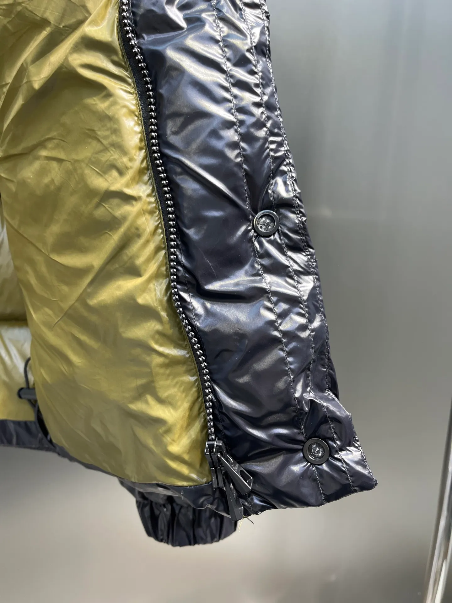 P900 Moncler🌟Moncler's new Tripiti men's short down jacket. The Tripiti down jacket is made of functional shiny nylon fabric, which is comfortable and warm without being heavy. Chenille logo patch highlights the essence of the brand. Style number: Dabiao 1952 Size: 12345 Color: black white