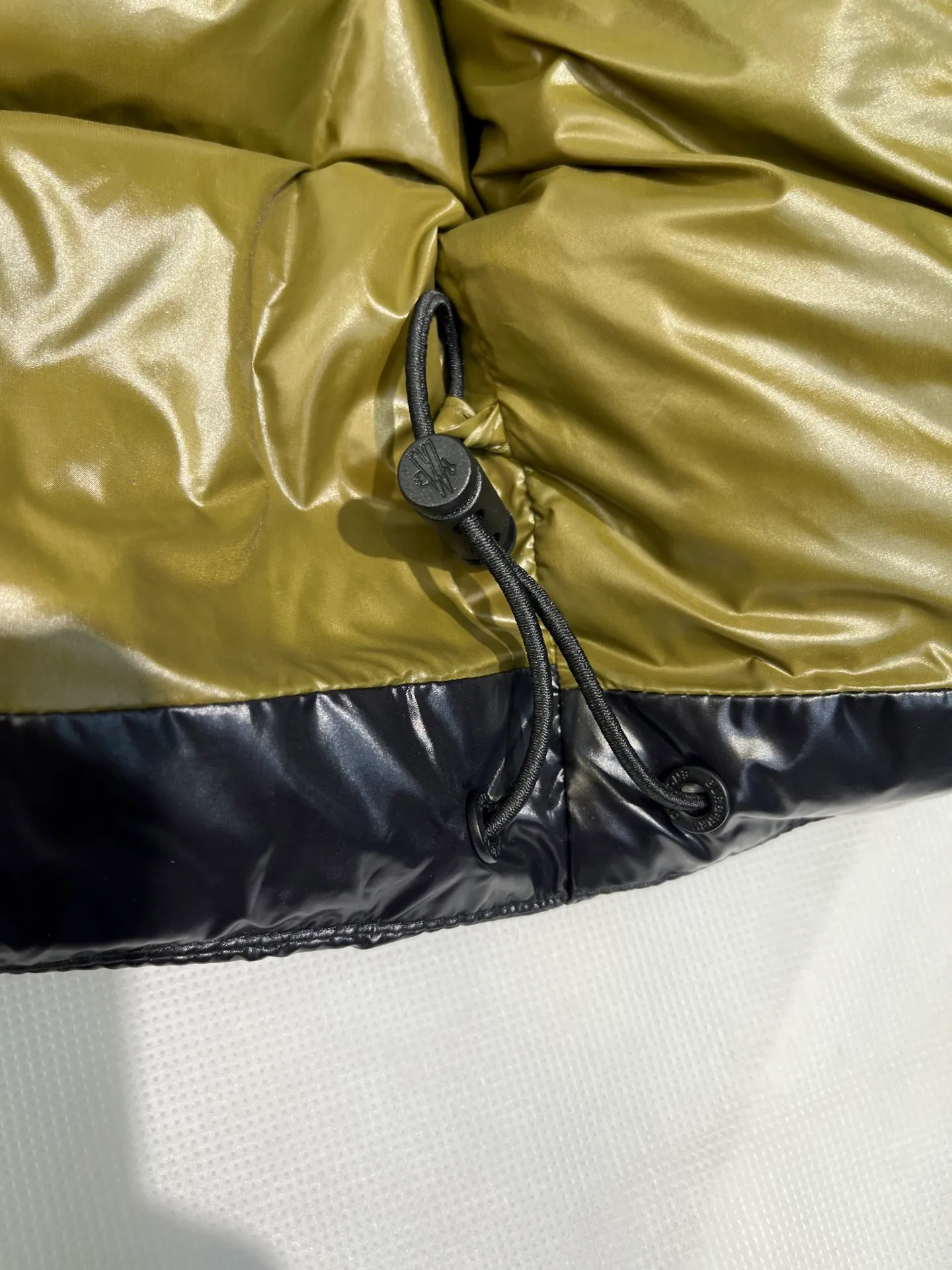 P900 Moncler🌟Moncler's new Tripiti men's short down jacket. The Tripiti down jacket is made of functional shiny nylon fabric, which is comfortable and warm without being heavy. Chenille logo patch highlights the essence of the brand. Style number: Dabiao 1952 Size: 12345 Color: black white