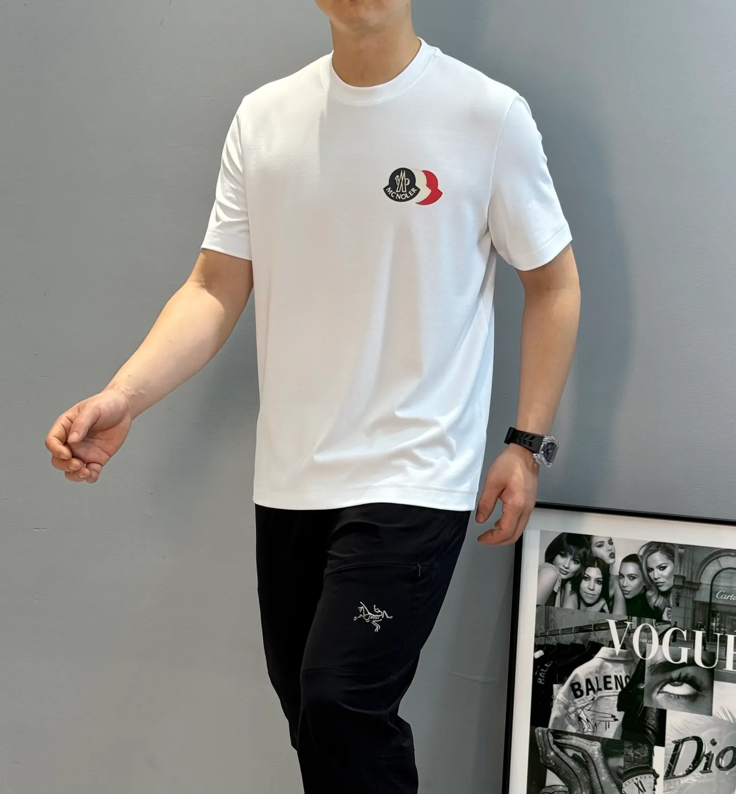 P160 Moncler 25s new modal T-shirt. Brand letter logo printing design. Three-layer three-dimensional classic. Presenting something special. Clean, refreshing, simple and generous. Recommended items for any age [Fireworks] regular version! Customized 250g modal comb fabric, the surface is skin-friendly and smooth, and the body is as comfortable as a baby! Color: Black. White. Size: s-xxl