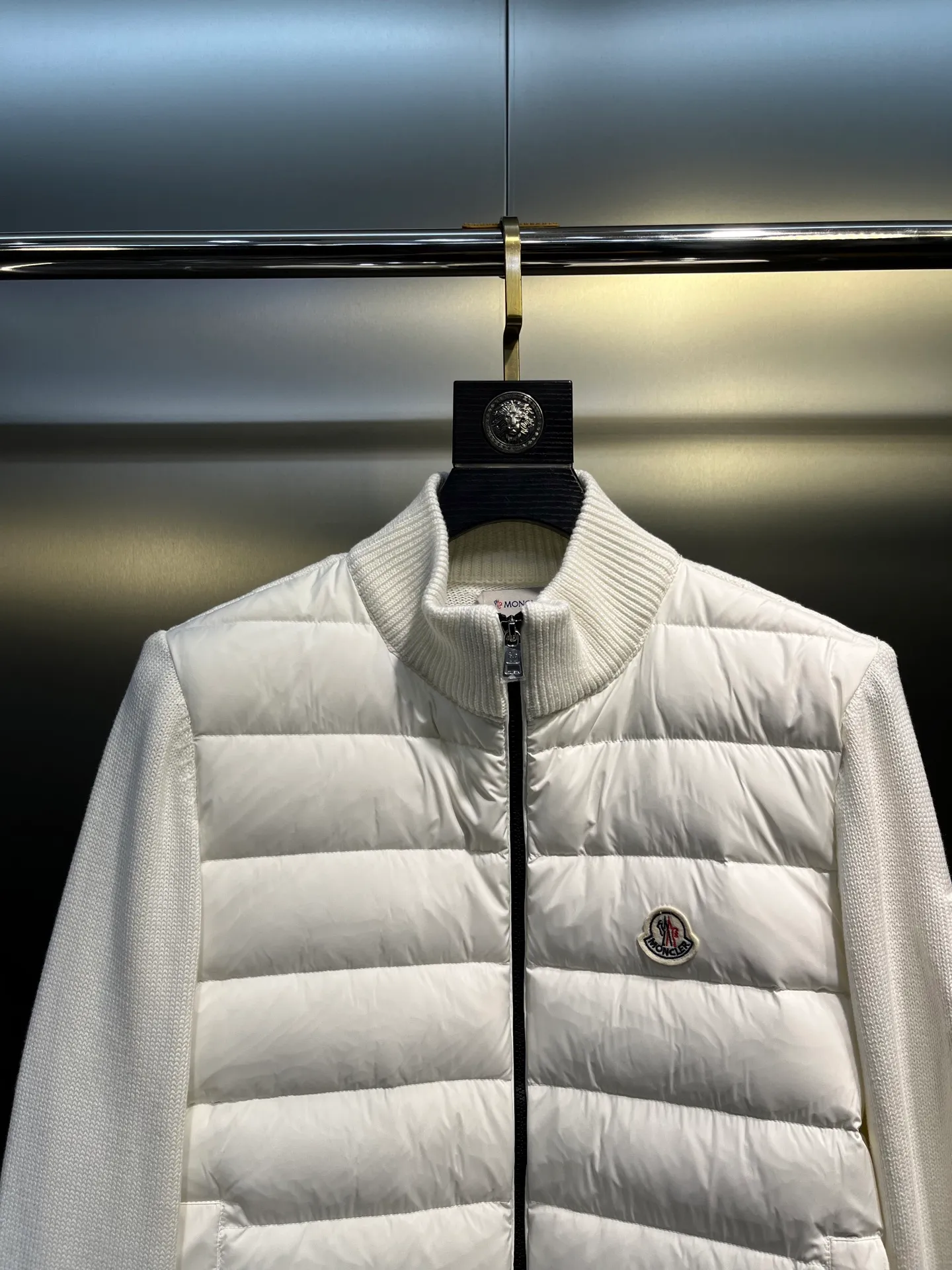 P700 Moncler 🌟 Down knitted Moncler SS23 solid color logo patch stitching quilted down jacket, color: black and white, size: 12345