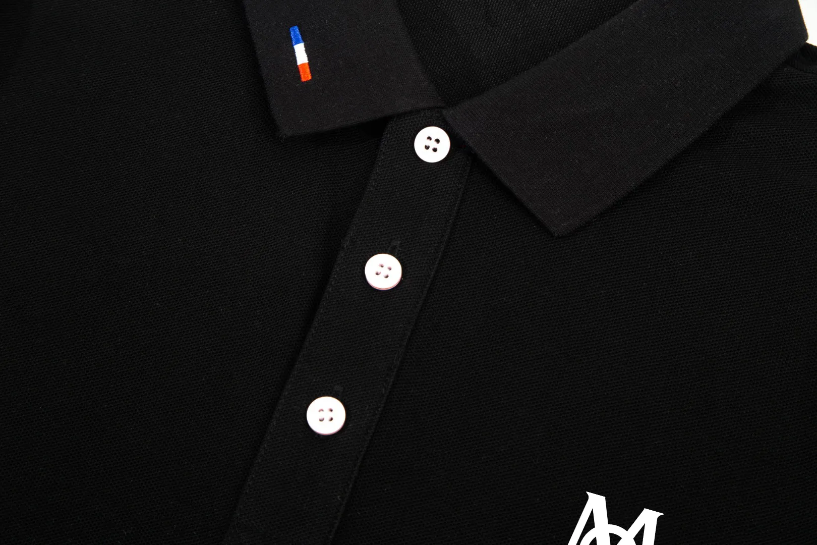 P210 Moncler official website lapel long-sleeved Polo shirt.  A simple yet refined T-shirt. The best item to create a modern and elegant look. Excellent channel product! Customer-supplied Piquet porous fiber pique cotton fabric, which can be called a "breathing fabric."  The unparalleled texture is inseparable from the exquisite materials used in craft tailoring. The craft knitted quilted design makes the hand feel extremely smooth and delicate without any roughness. The original logo design is more luxurious and noble. The upper body is comfortable and classy. The hand feels very smooth and soft. It can be easily controlled regardless of business, fashion or leisure. The age span is very large, which conforms to the trendy and practical dressing customs. It is the first choice for senior urban fashion people.  Black/white/Tibetan orchid Size: M~3XL