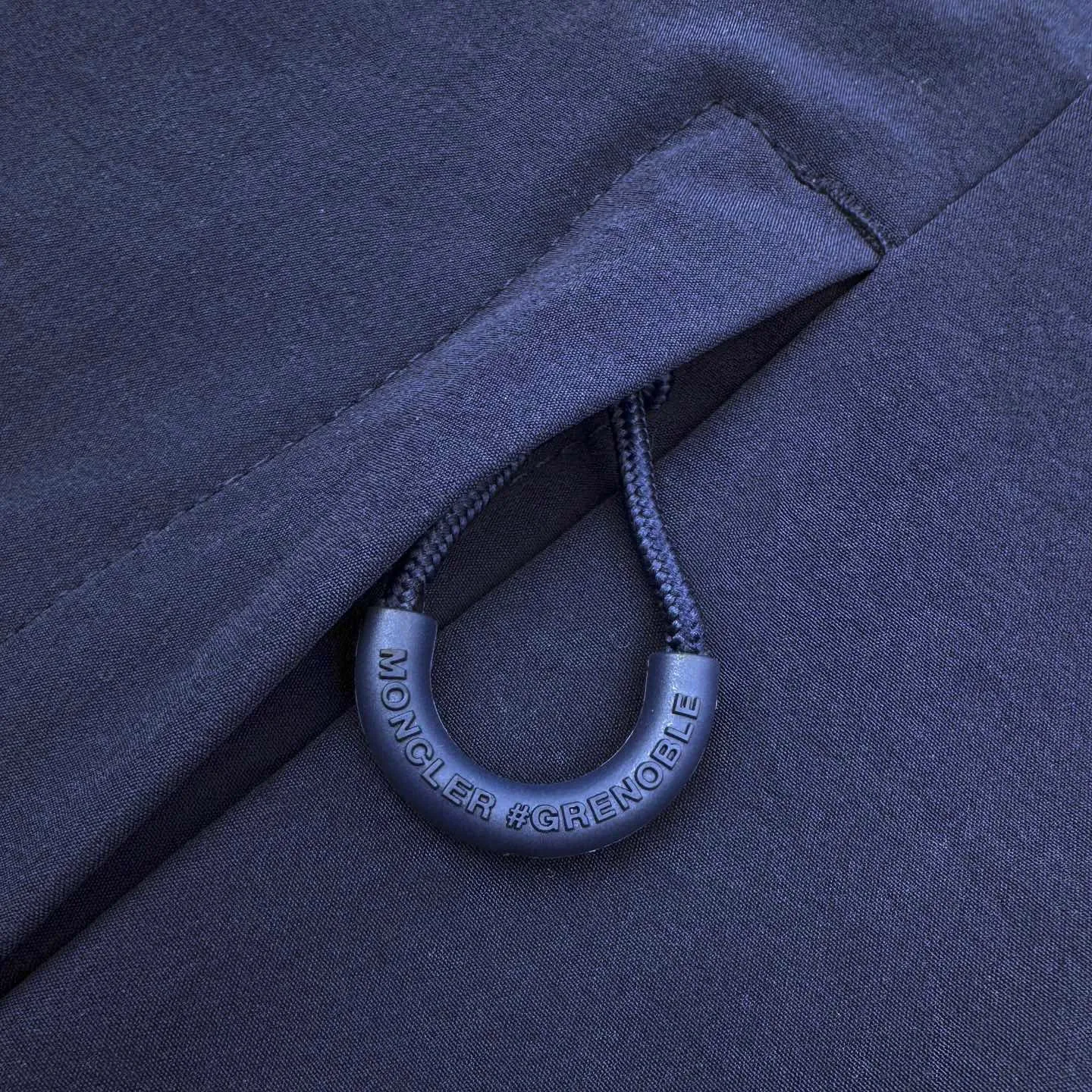 P640 Exclusive supply] Moncler Grenoble multi-functional outdoor jacket (blue), originally purchased and developed for 12,500, the fabric is made of custom-dyed double stretch mercerized poplin, custom-dyed soft mesh pongee, excellent texture, comfortable and skin-friendly, navy blue inspired by the deep sea, low-key statement of contemporary gentlemen, precise narrative of functional pocket system, balance between function and aesthetics, iconic Moncler logo on the sleeves, fully recognizable The triangular logo of the same color is hidden into the fabric texture like a mark in the undercurrent of the deep sea. It is extremely invisible and visible. The detachable sleeve design allows for diversified outfits. You can switch styles at will. It is chic and free, showing nobility. It takes into account the balance between outdoor practicality and urban aesthetics, leading fashion. Using the three-in-one process, the glue is first and evenly coated on the surface of the substrate that needs to be composited, and then dried and solidified. Then the substrate coated with the adhesive film is composited with the non-woven fabric, and then cooled and solidified, and then composited with the filtered non-woven fabric. The work is cumbersome and complex, time-consuming and labor-intensive. Embossing composite technology uses computer scanning to ensure that the size and shape of the imprint are consistent with the original, and then uses special glue as an adhesive to combine and then solidify to achieve complete dryness and the best bonding effect. CNC laser burning and cutting is used. Based on the high energy characteristics of the laser, the moving path of the laser beam is precisely controlled by the laser generator to achieve precise cutting of the shape of the piece. Template machine bag opening The preset template guides the position, shape and size of the bag opening. The accuracy ensures the quality of the bag opening effect. Using infrared special machine to nail the buttons, the position is more precise and firm. Size:1-2-3-4