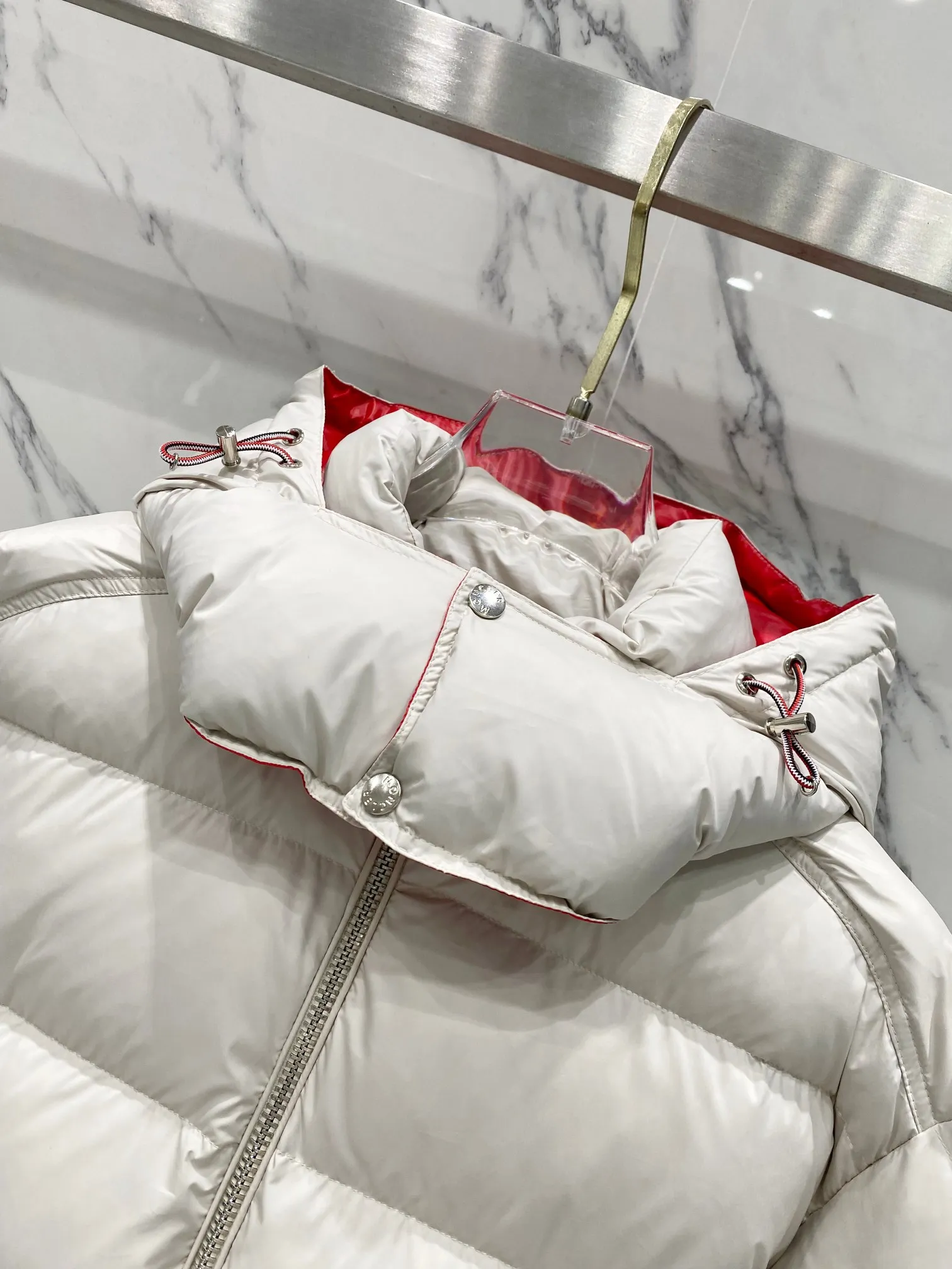 P720 Moncler｜Moncler Moncler 2025 Autumn and Winter New Down Jacket Couple Style White and Red Popular Down Jacket ▪️Filling The filling is the new national standard 80 pure white duck down! 700 fill power! Huge fluffy! Easily survive the winter in one piece in the north! Four layers of 400D film-coated bile cloth on the front and back! Rest assured that after washing and wearing it for several years, the lint will not get lost!  ▪️Hardware accessories, original disassembly, mold opening and custom-made four-button buckles, zipper pullers, all with the same LOGO and engraving as the original! Tags, hanging beads, washing, stickers, all original details restored! Really high quality!  Color: Beige Size: M L XL
