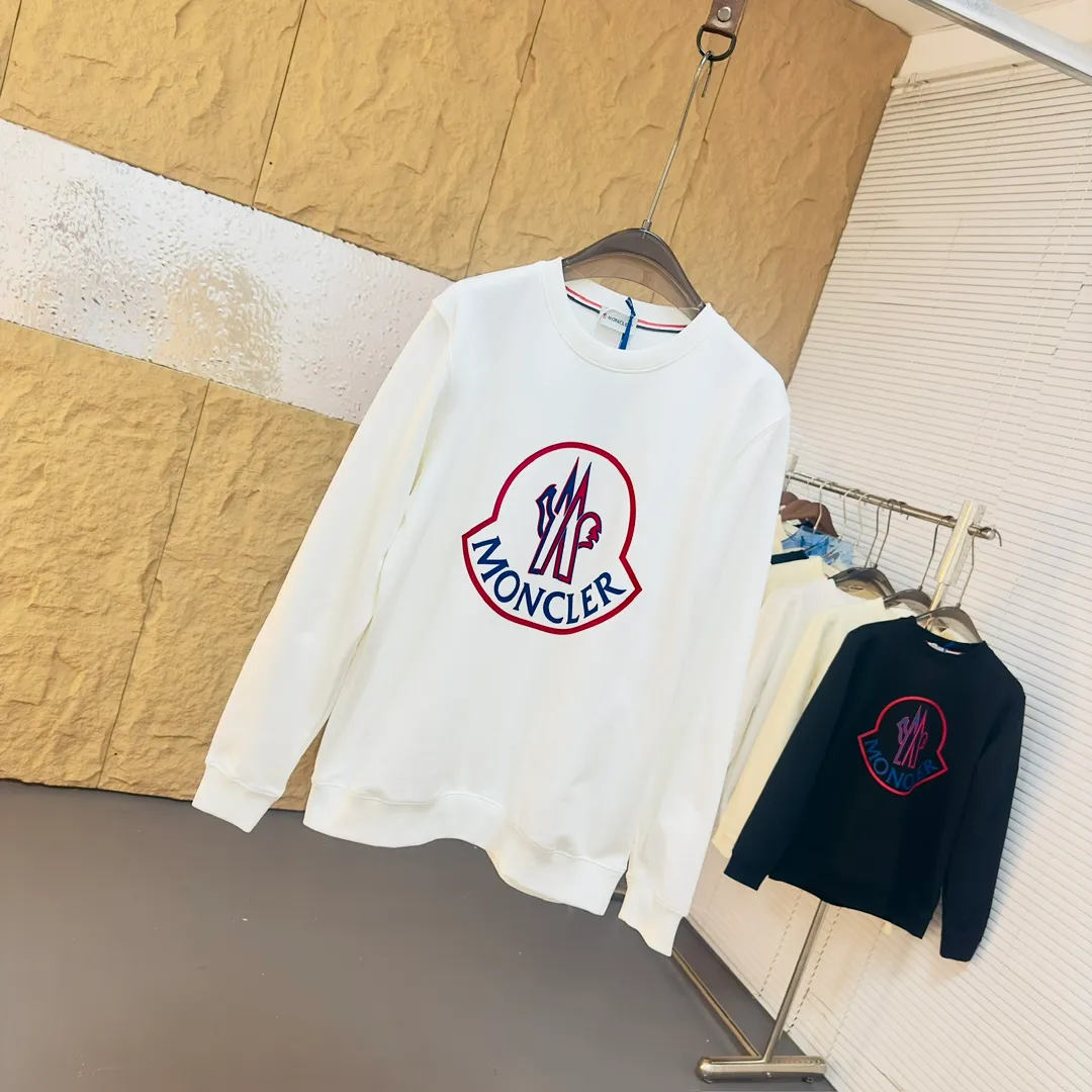 P280 Brand: Mengkou🤳𝐌𝐎𝐍𝐂𝐋𝐄𝐑 Fabric: ☑️Made of 440g double-strand pure cotton terry👕 Fabric: ☑️Thread with 1*1 double yarn thread. 🔜Comes with dyeing in the same tank. Technology: ☑️Using multi-layer color matching 3D three-dimensional silicone technology, 🇧🇫restore the original computer scan and print at a 1:1 ratio. The pattern is clear and concave and convex, a rare high-end product on the market! 🇲🇩All three standards are complete! Size: ☑️S 〰️M 〰️L 〰️XL 〰️XXL