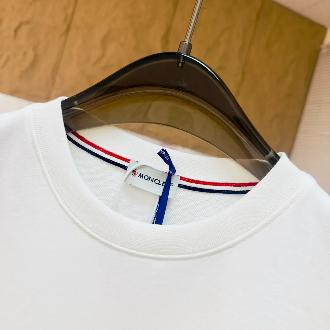 P280 Brand: Mengkou🤳𝐌𝐎𝐍𝐂𝐋𝐄𝐑 Fabric: ☑️Made of 440g double-strand pure cotton terry👕 Fabric: ☑️Thread with 1*1 double yarn thread. 🔜Comes with dyeing in the same tank. Technology: ☑️Using multi-layer color matching 3D three-dimensional silicone technology, 🇧🇫restore the original computer scan and print at a 1:1 ratio. The pattern is clear and concave and convex, a rare high-end product on the market! 🇲🇩All three standards are complete! Size: ☑️S 〰️M 〰️L 〰️XL 〰️XXL