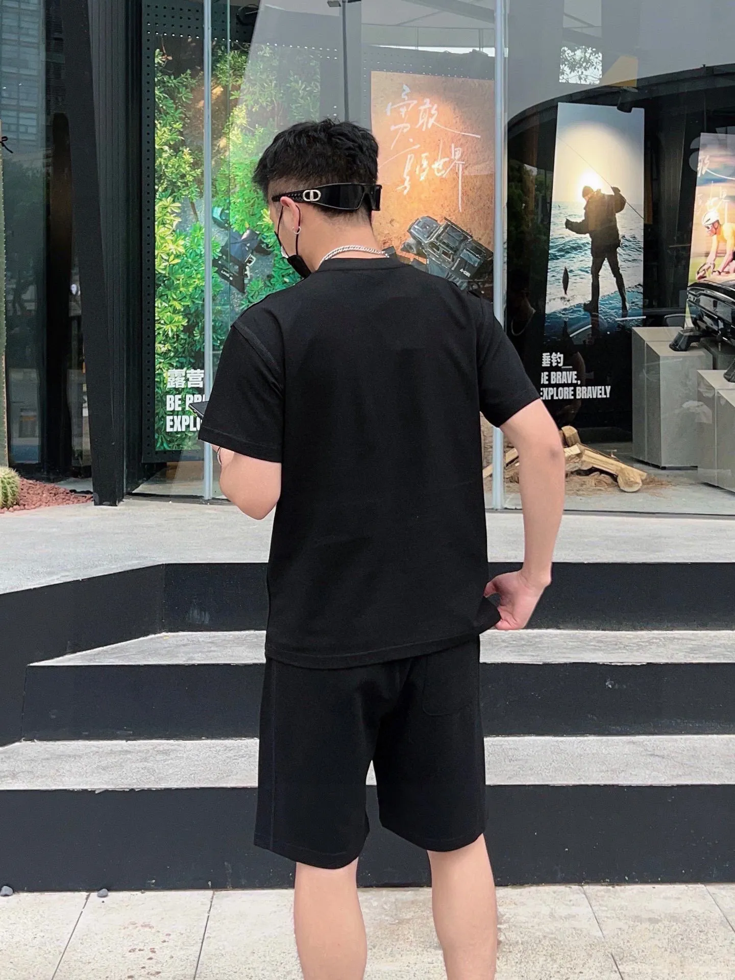 P280 Brand【MONCLER】2025 new men's short-sleeved shorts suit! Synchronous sales on the official website! High-end version on the market! It feels delicate and soft! Make you more comfortable to wear! The draped silhouette is awesome! Size: M-5XL (please state your height and weight when placing an order)