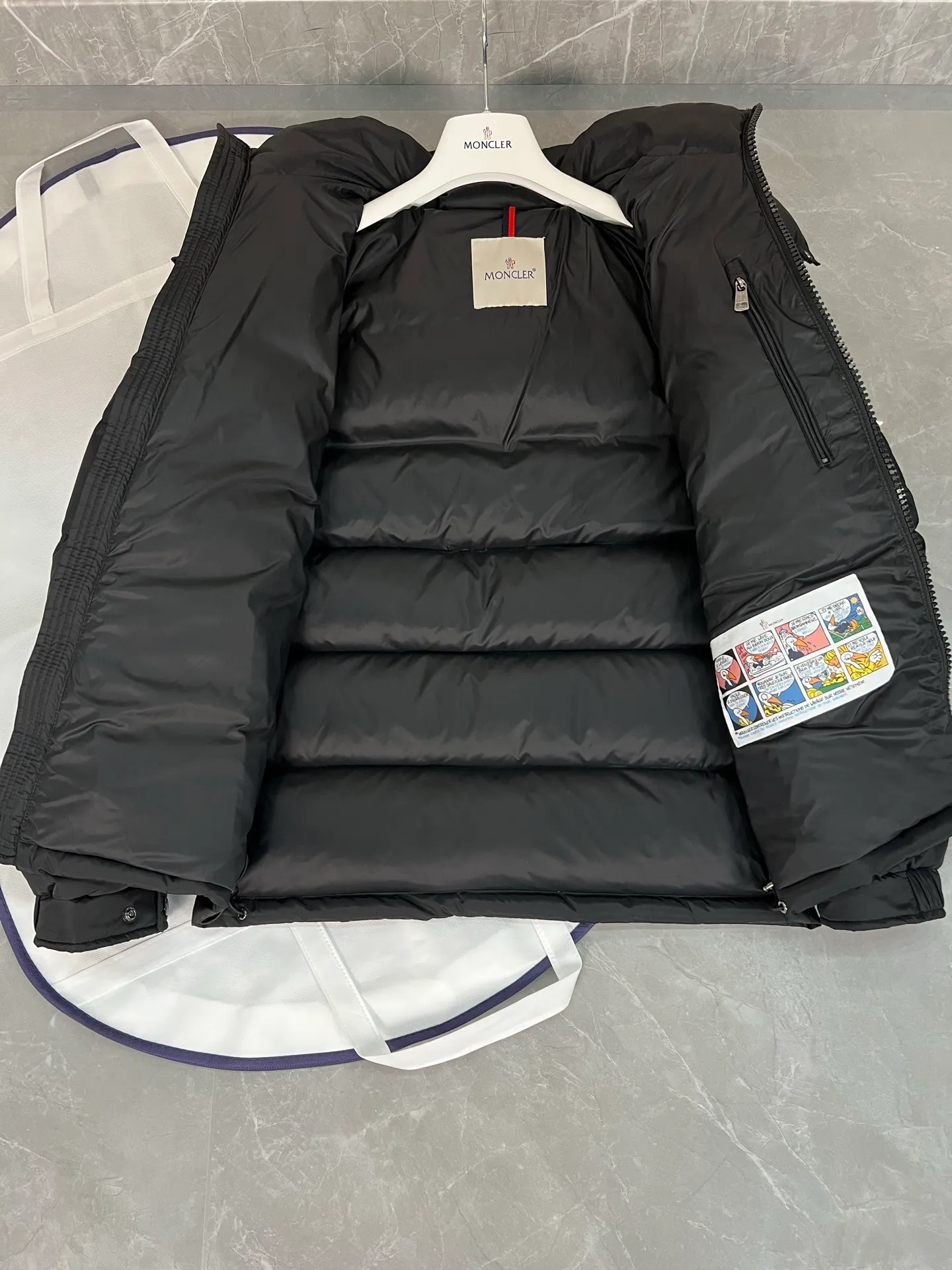 P800 (Maya hooded) Moncler's classic item, the style is highly recognizable. Made of lacquered nylon and available in a variety of colors, it's a stylish piece for casual commuting. The epitome of Moncler style. A classic cropped design that transcends seasons and styles, it features a statement silhouette, removable hood and adjustable hem. The cuffs are embellished with classic patch pockets, showing off the brand’s signature!