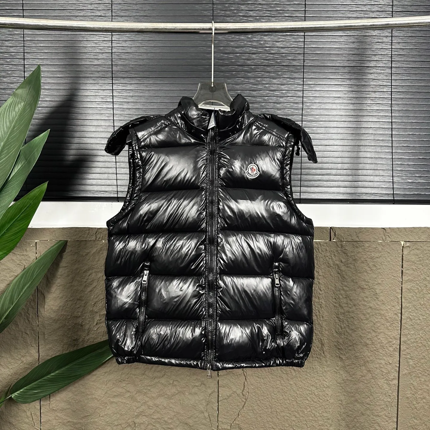 P400 Top real shot, differentiated currency] 𝗠𝗼𝗻𝗰𝗲𝗿/Mask Down Vest Model No.: TT120 The Maya/Maya Down Vest, a collection from the Moncler Archives that has been awaited for a year, maya down vest is made of iconic shiny lacquered nylon, with high-performance details to provide warmth and protection. This Moncler classic piece is equipped with a detachable hood to enhance the protective performance of the overall design. •NFC chip anti-counterfeiting •Made of lacquered nylon •Painted nylon •Filled with down •Detachable hood •Zipper closure •Outer pocket with zipper closure •Elastic drawstring at the hem The detachable hood gives this down vest more matching options. Toray glossy outer material is provided by customers. 15D nylon fabric/lining is of the highest standard. The fabric feels smooth and has a very textured feel. The entire down jacket has four layers of fabric in total, and the two inner layers are made of the best 400D liner cloth and woolen! It is filled with imported European standard 90% white duck down, with high fluffiness, high gram weight and down content. The feel is excellent in all aspects. You can hardly feel the hair stalks, and you don’t have to worry about the velvet problem. It can effectively lock in and collect heat. You can feel its plump state by looking at the real photos. It is quite light on the upper body and does not feel bloated at all. Double zipper pockets on both sides, No. 5 resin zipper closure method; soft and not stuck; there is no problem in putting a mobile phone card holder! The resin zipper blocks the wind; it blocks the cold wind in the cold winter! Original durable accessories and hardware ~ all made to order! It shows the aura of big brands everywhere, highlights the high-end style and quality, is simple and elegant, and looks good no matter how you wear it. Mengkou has been focusing on production for 8 years. The perfect combination of every link ensures the smoothness of each piece of clothing. It is the Rolls-Royce of down jackets~ Color: Black Size: 1-2-3-4-5